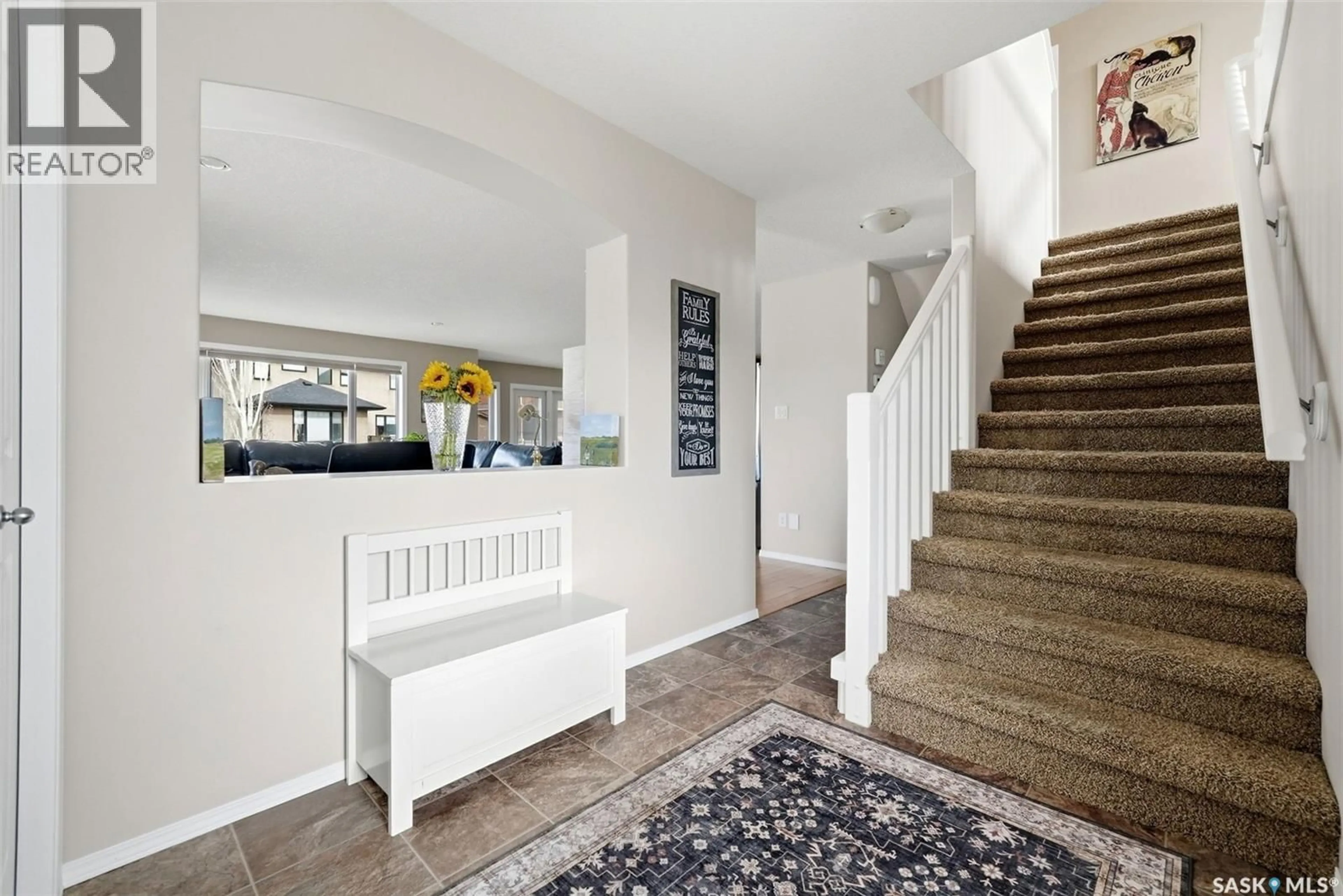Indoor foyer for 8097 WASCANA GARDENS CRESCENT, Regina Saskatchewan S4V1G2