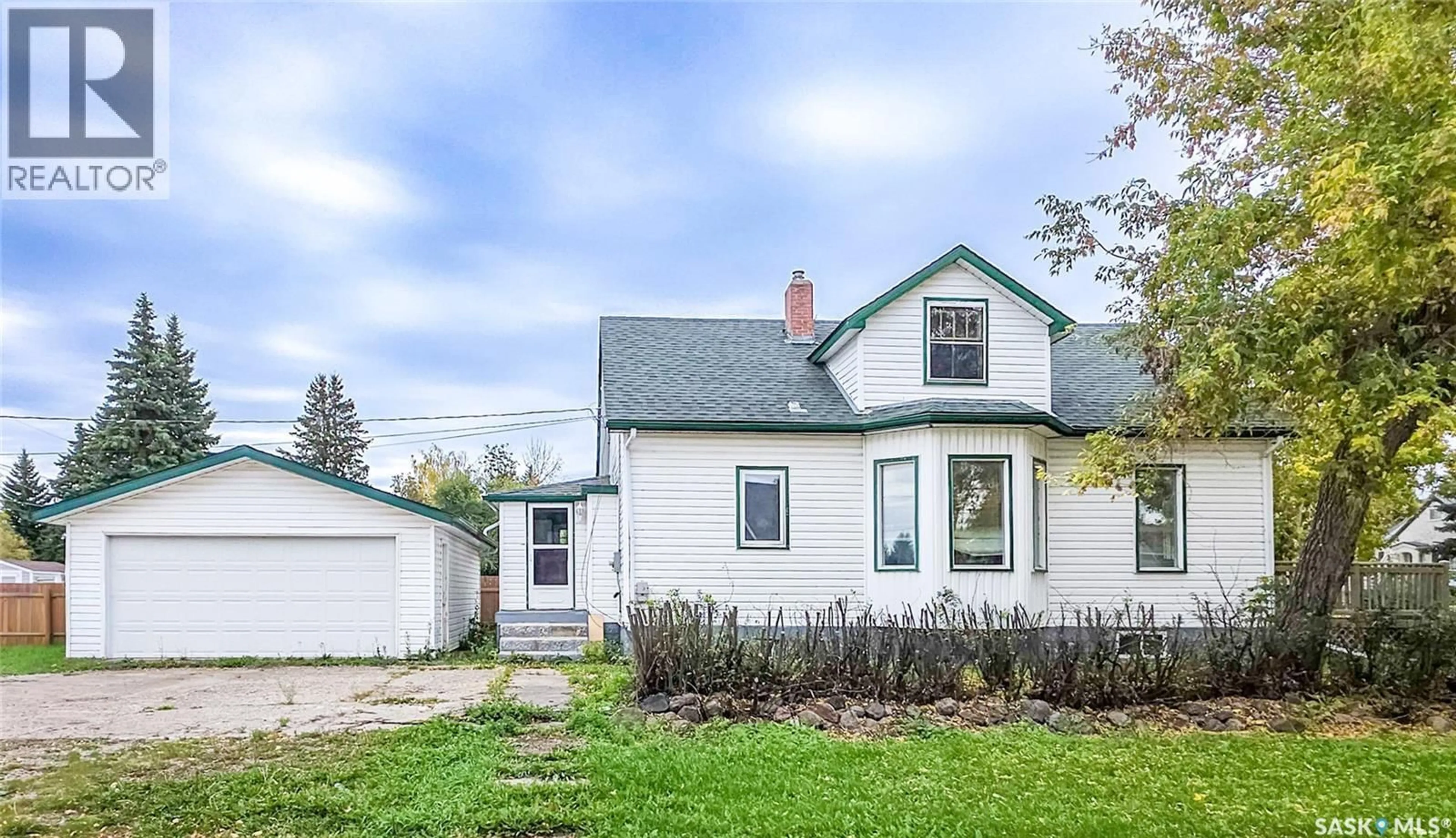 Home with vinyl exterior material, street for 202 6TH AVENUE, Melville Saskatchewan S0A2P0