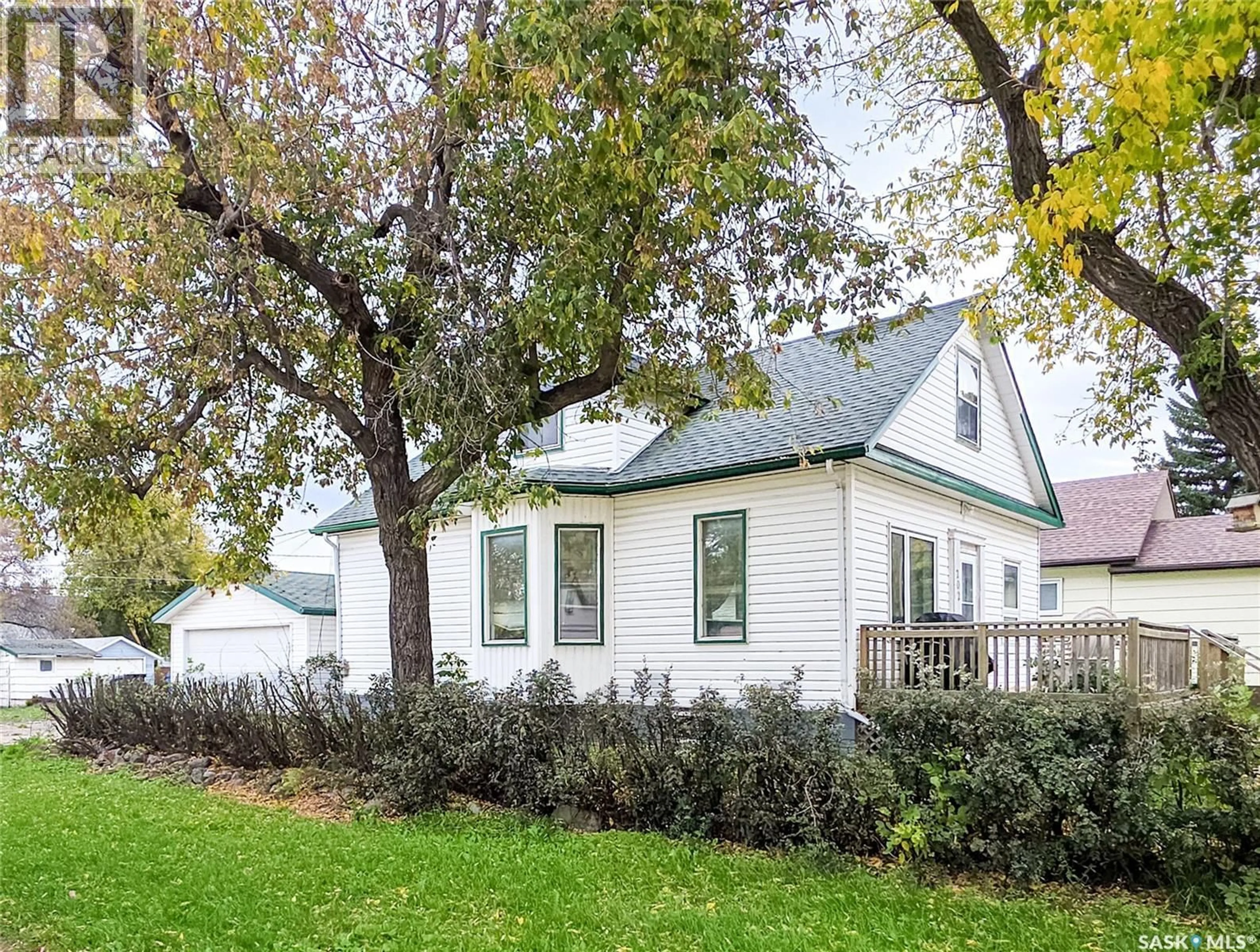 Home with vinyl exterior material, street for 202 6TH AVENUE, Melville Saskatchewan S0A2P0