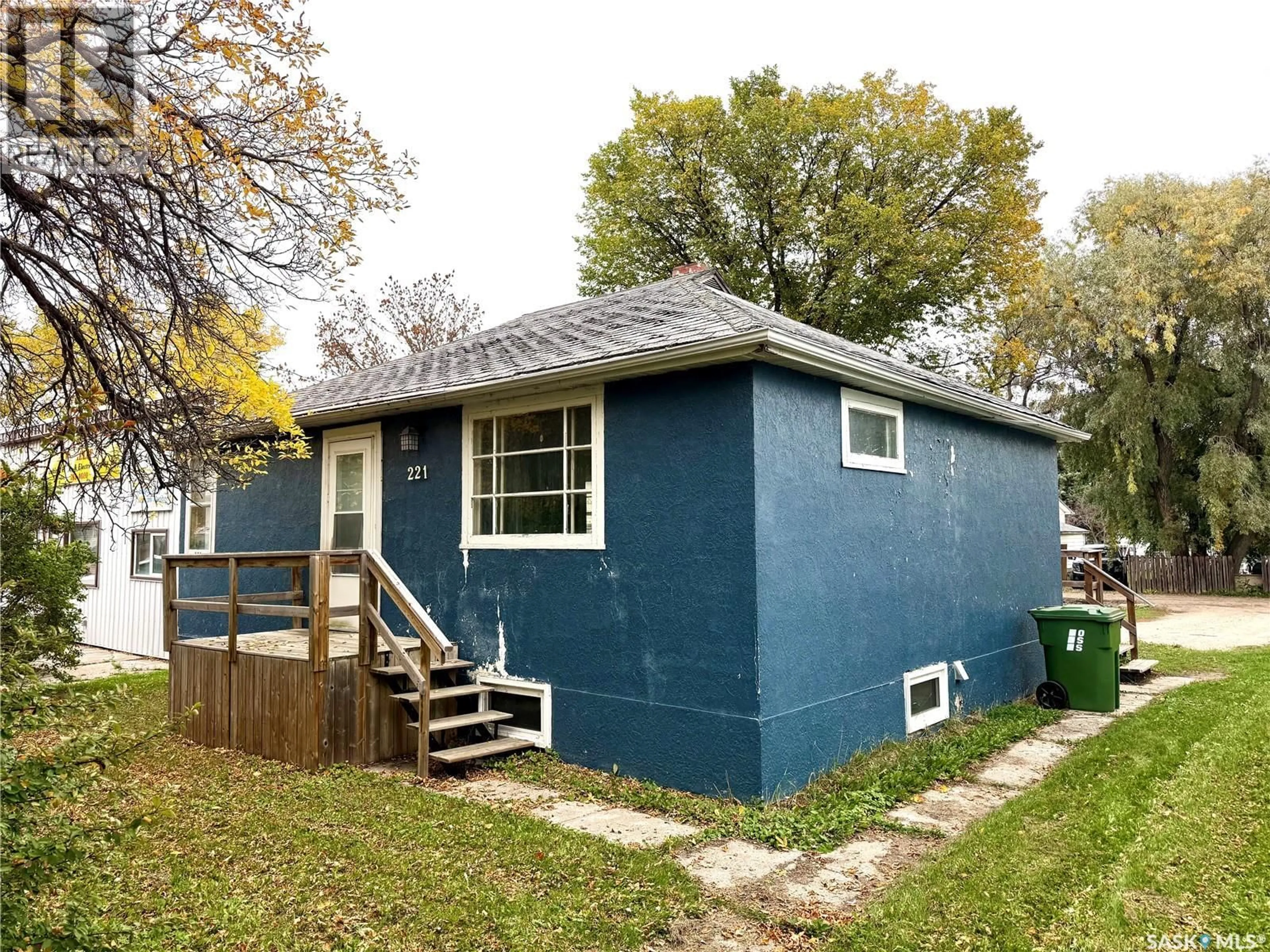 Home with vinyl exterior material, street for 221 4TH AVENUE, Yorkton Saskatchewan S3N1B5