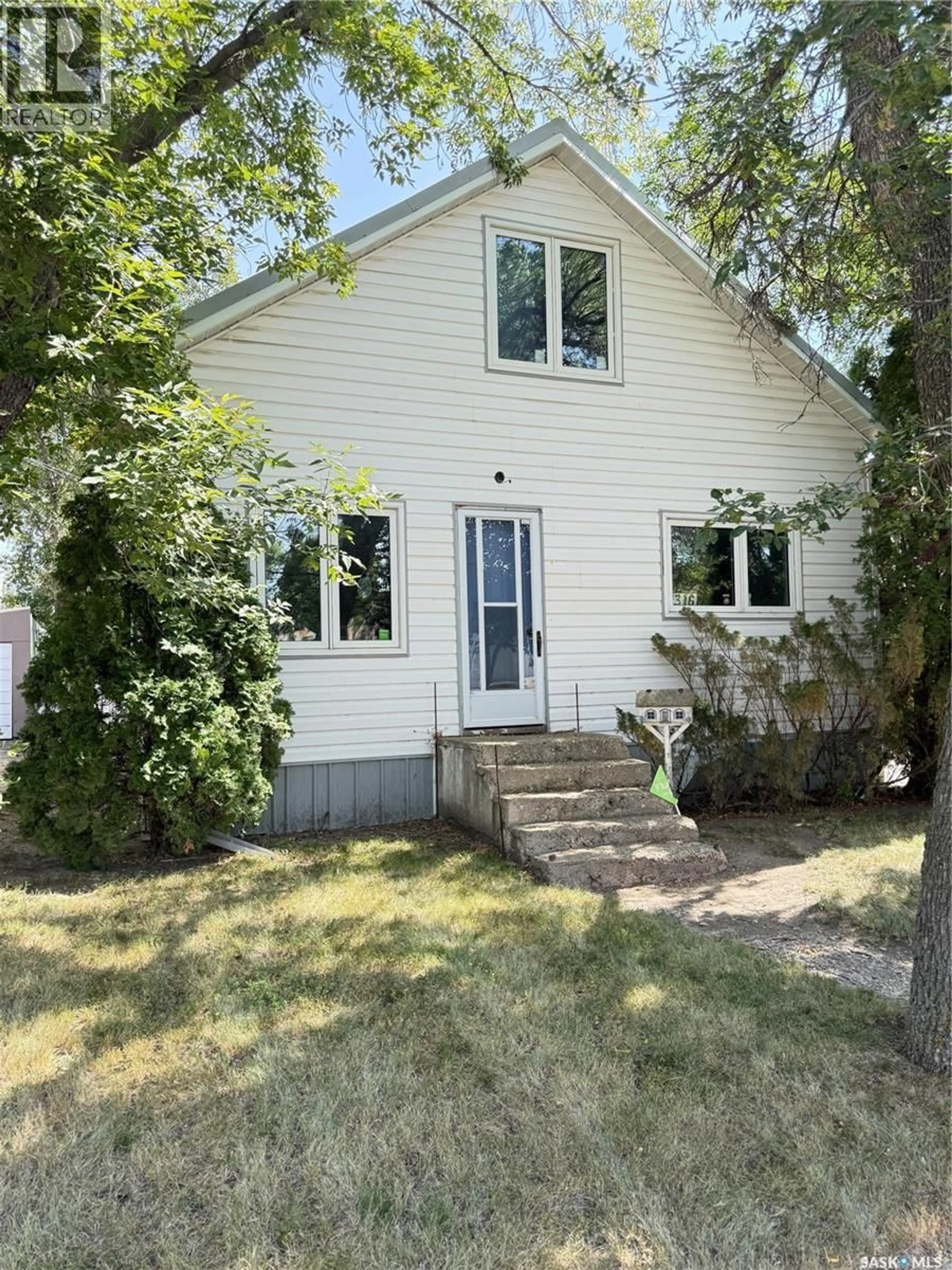 Home with vinyl exterior material, street for 316 4TH STREET, Weyburn Saskatchewan S4H0Y6