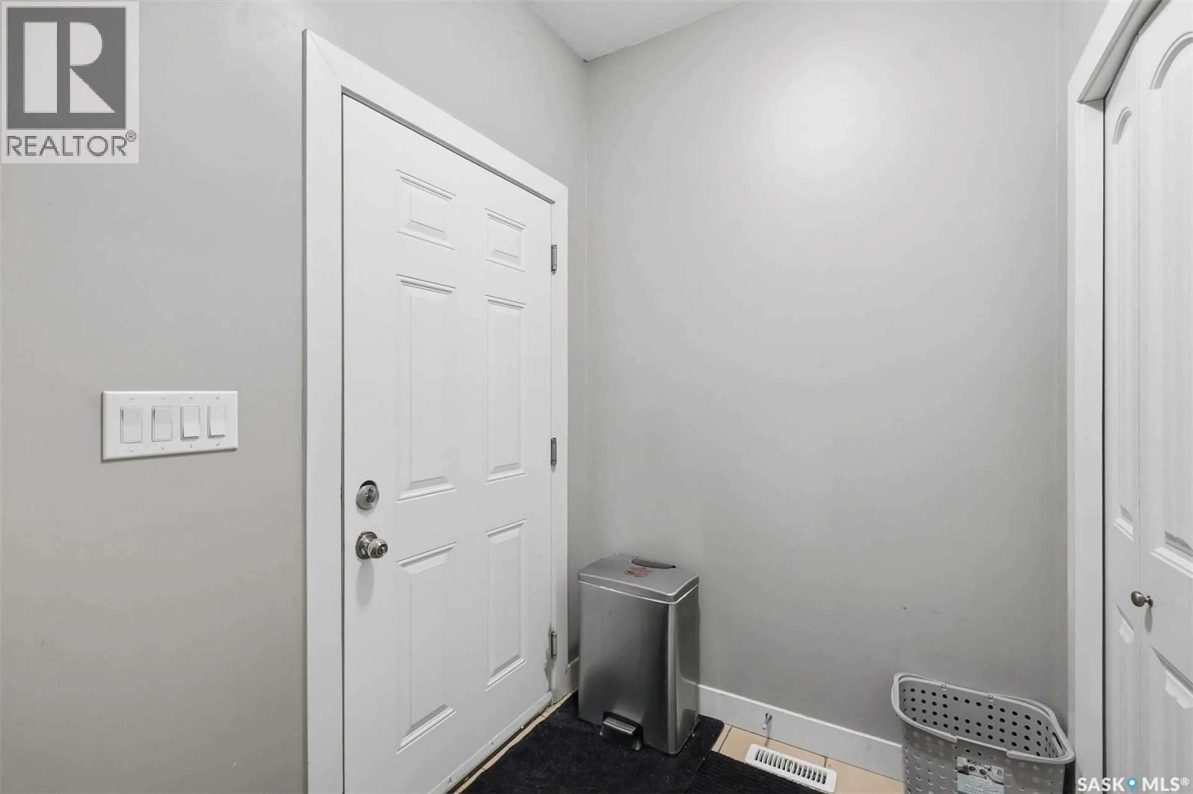 Indoor entryway for 1703 - 6 PATRICK CRESCENT, Saskatoon Saskatchewan S7W0G4