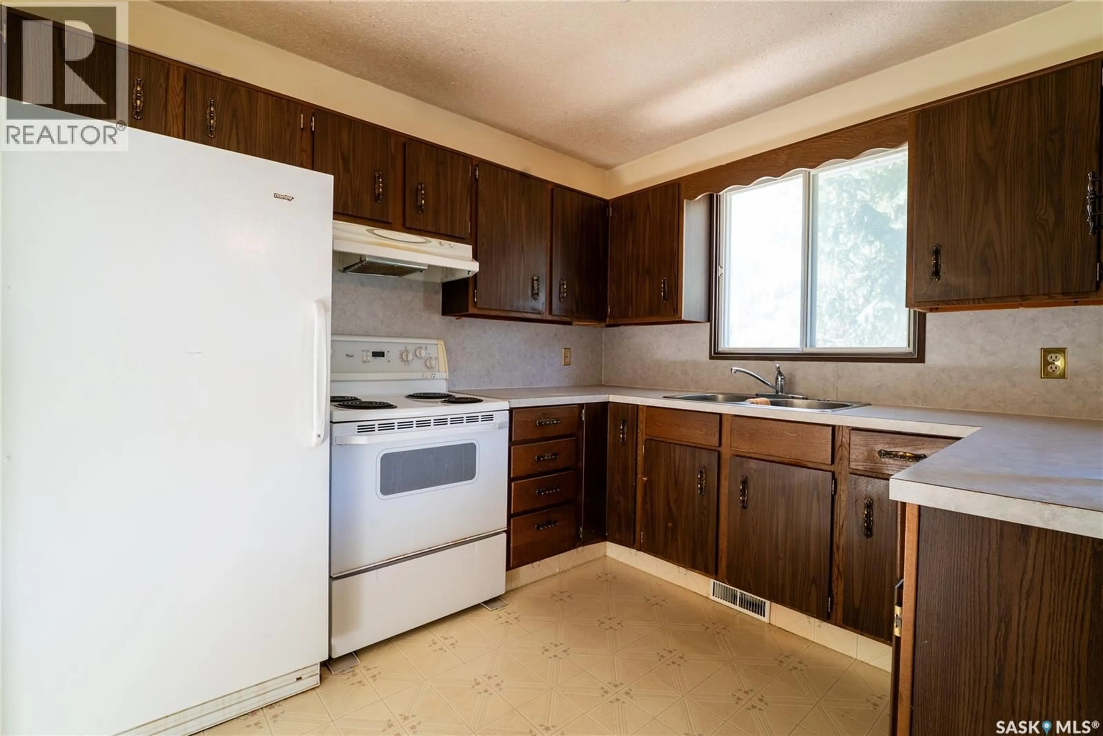 Standard kitchen, unknown for 219 RAILWAY AVENUE, Blaine Lake Saskatchewan S0J0J0
