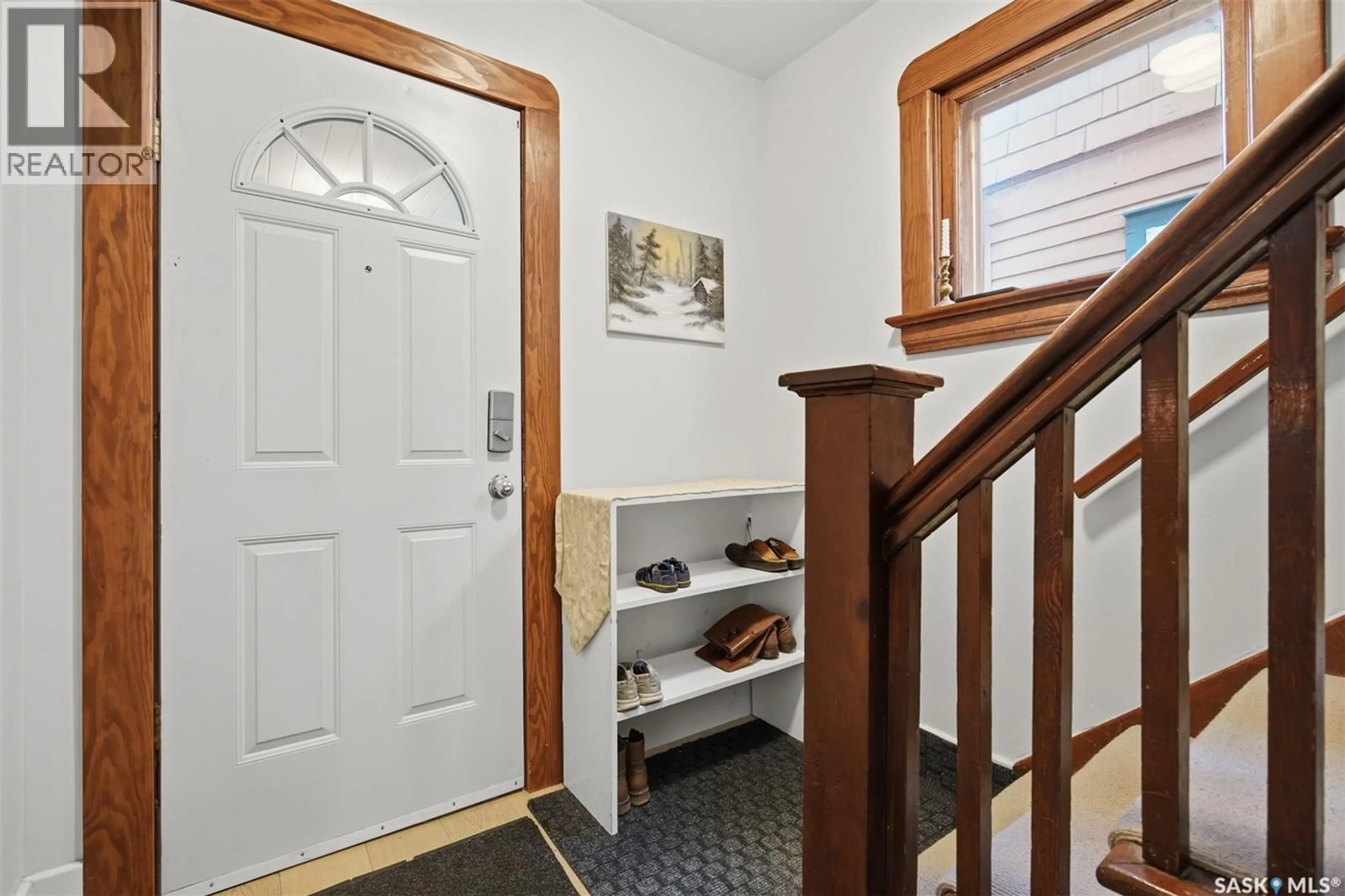 Indoor entryway for 818 B AVENUE, Saskatoon Saskatchewan S7L1E7