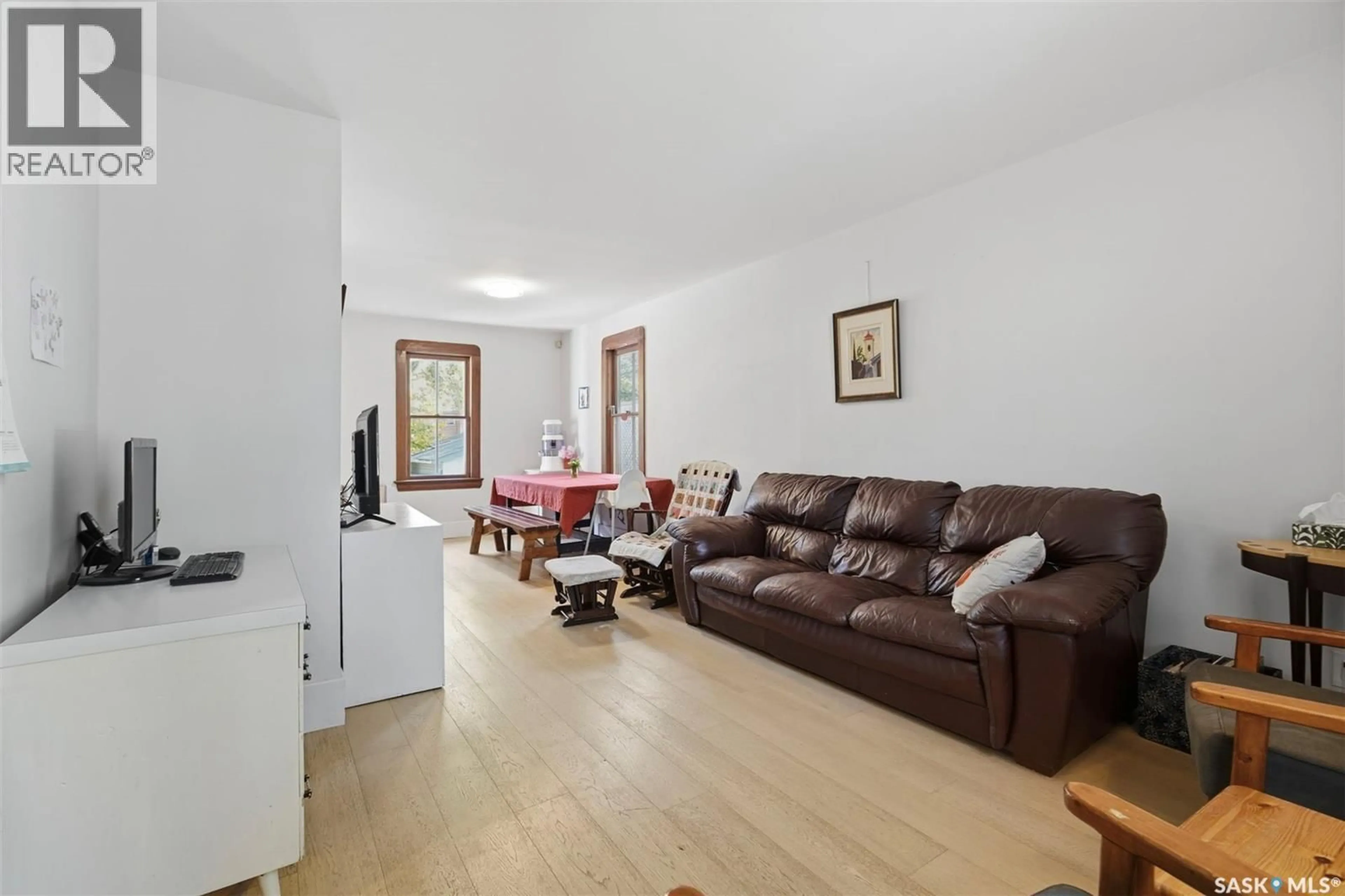 Living room with furniture, wood/laminate floor for 818 B AVENUE, Saskatoon Saskatchewan S7L1E7