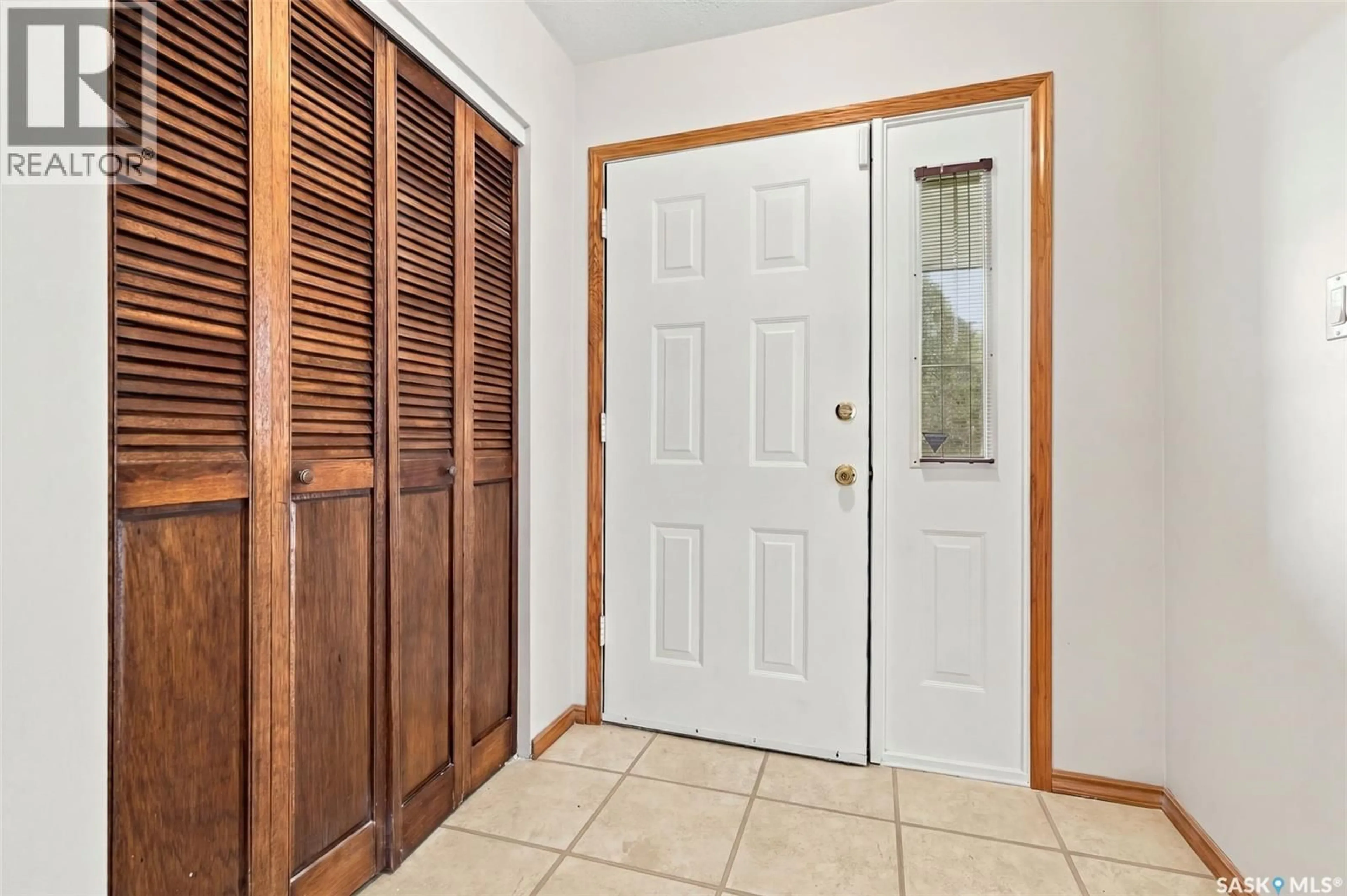 Indoor entryway for 45 CARDINAL CRESCENT, Regina Saskatchewan S4S4Y6