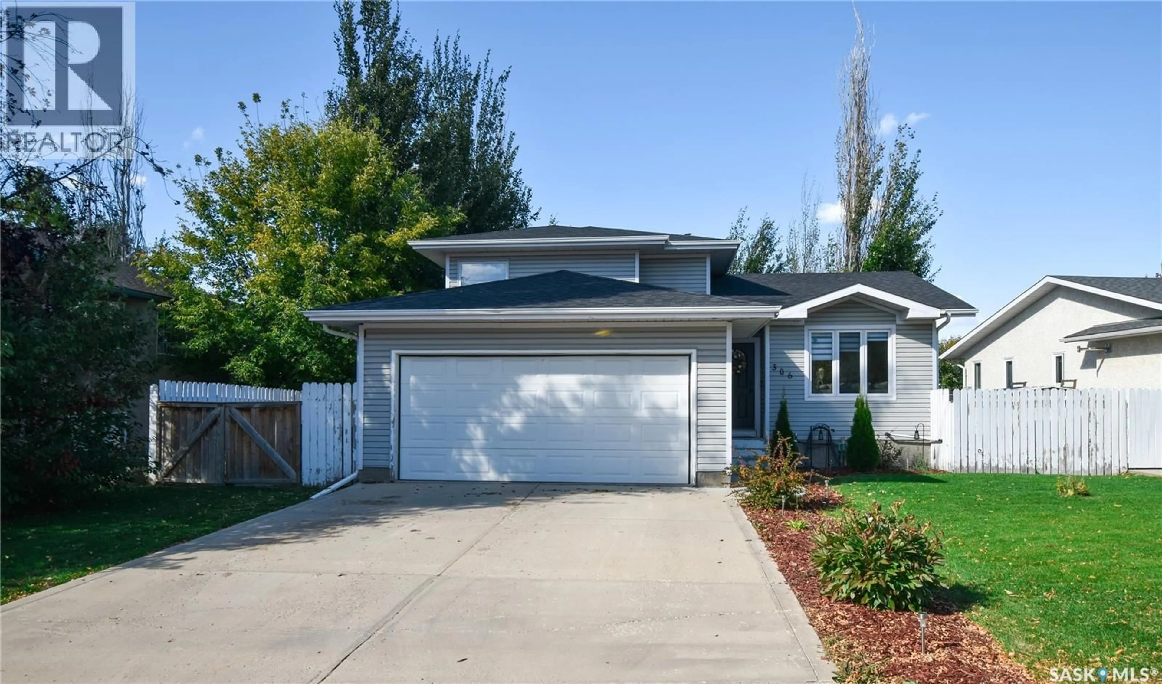 Home with vinyl exterior material, street for 306 O'REGAN CRESCENT, Saskatoon Saskatchewan S7L6T2