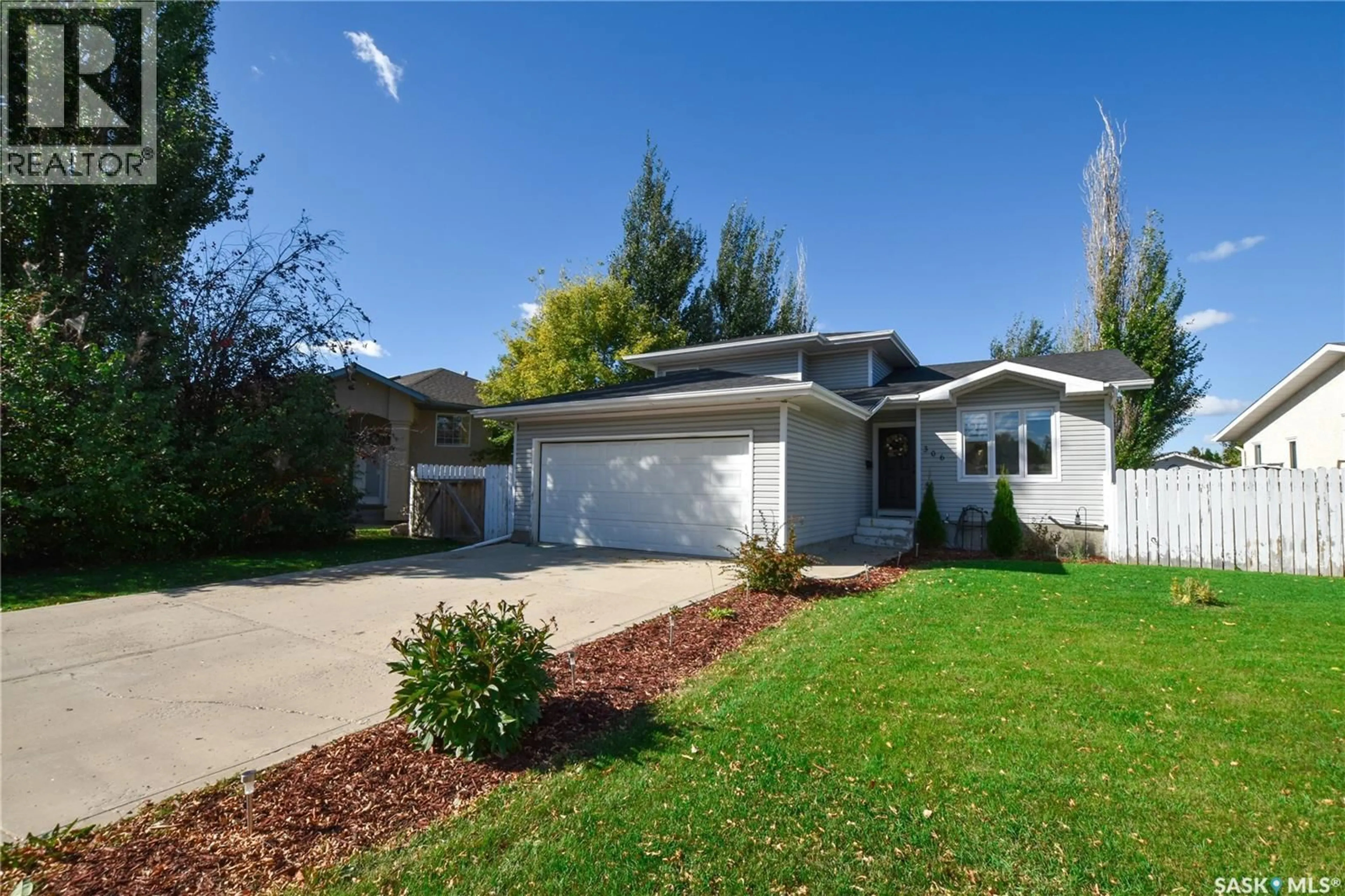 Home with vinyl exterior material, street for 306 O'REGAN CRESCENT, Saskatoon Saskatchewan S7L6T2