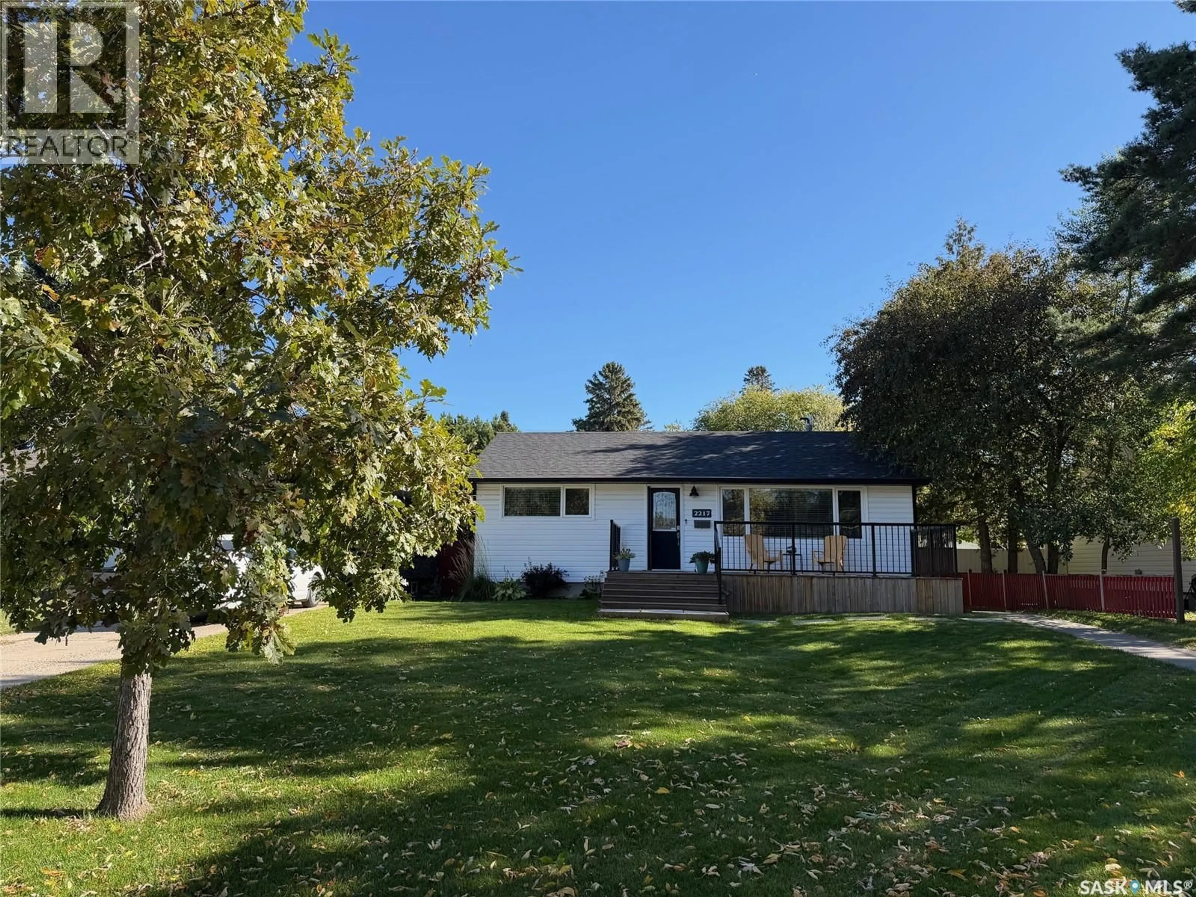 A pic from outside/outdoor area/front of a property/back of a property/a pic from drone, unknown for 2217 LANSDOWNE AVENUE, Saskatoon Saskatchewan S7J1G7