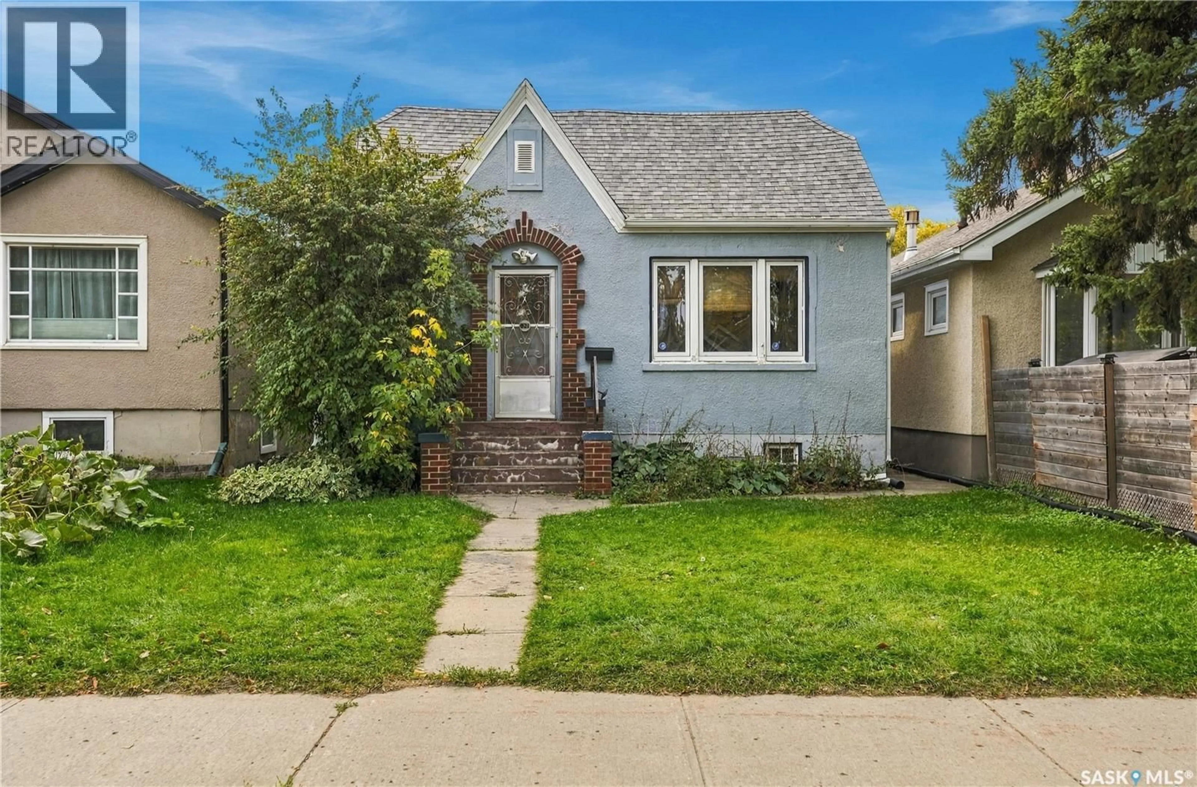 Home with vinyl exterior material, street for 821 COLLEGE AVENUE, Regina Saskatchewan S4N0Y1