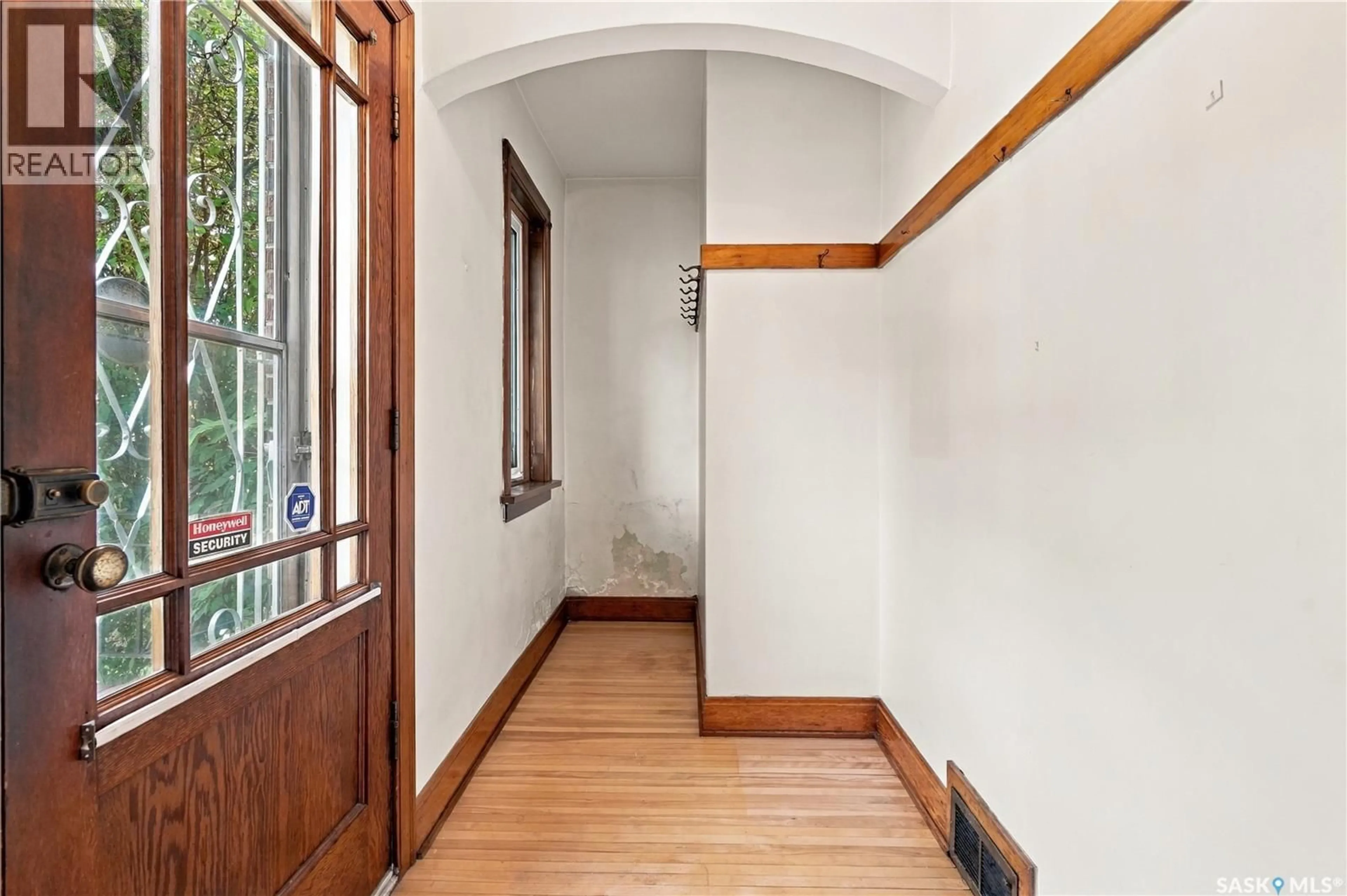 Indoor entryway for 821 COLLEGE AVENUE, Regina Saskatchewan S4N0Y1