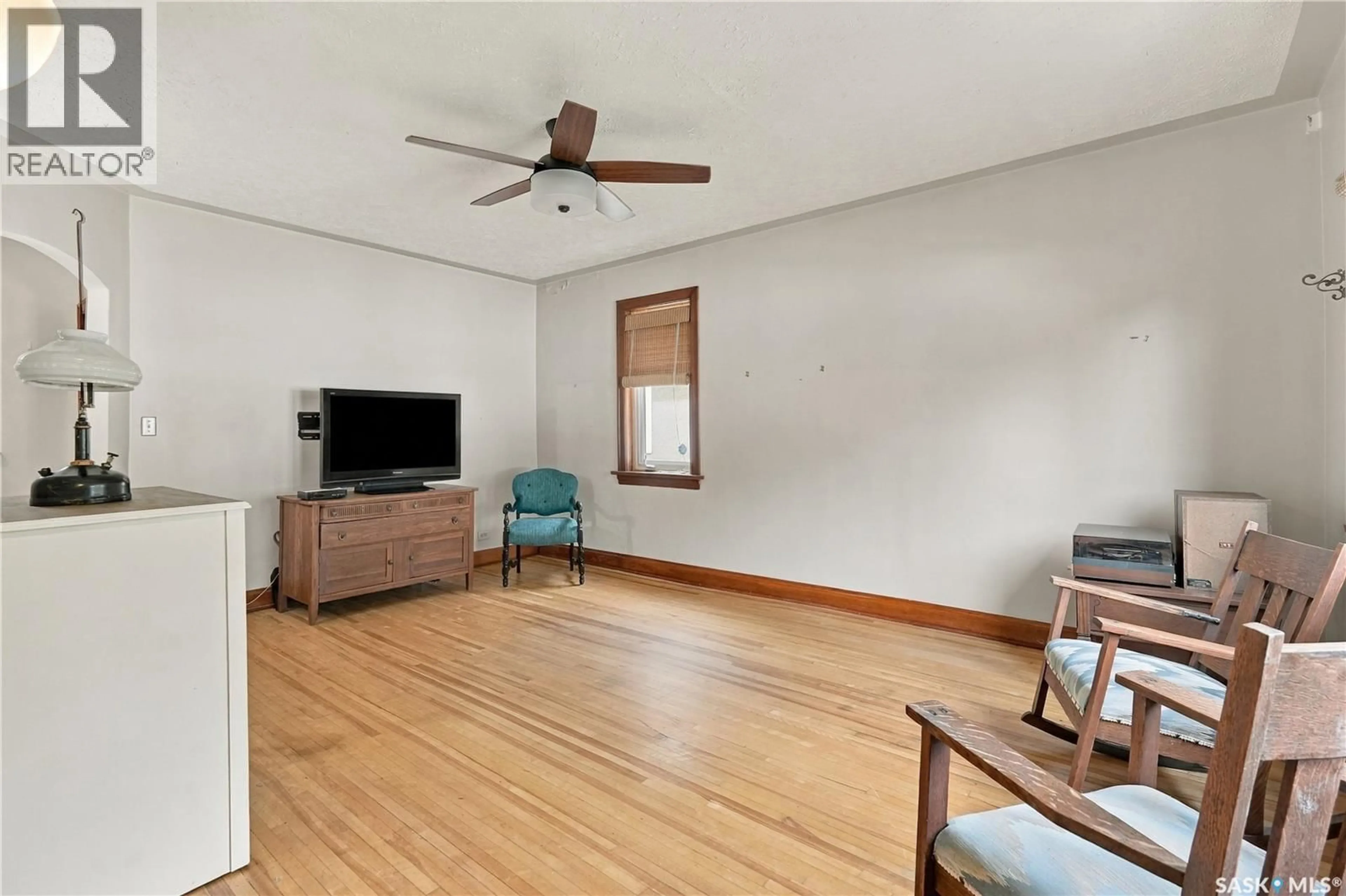 A pic of a room for 821 COLLEGE AVENUE, Regina Saskatchewan S4N0Y1