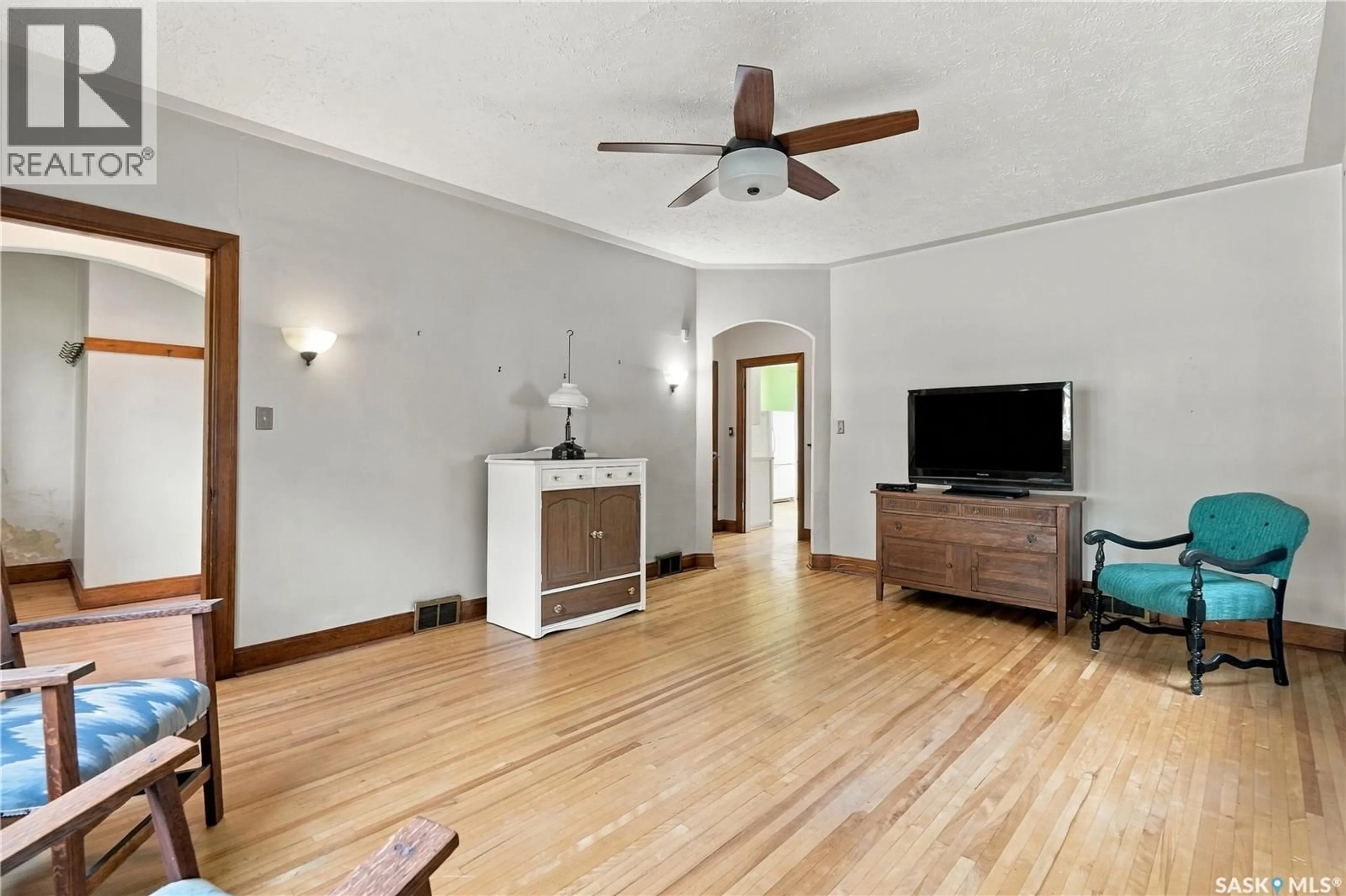 A pic of a room for 821 COLLEGE AVENUE, Regina Saskatchewan S4N0Y1