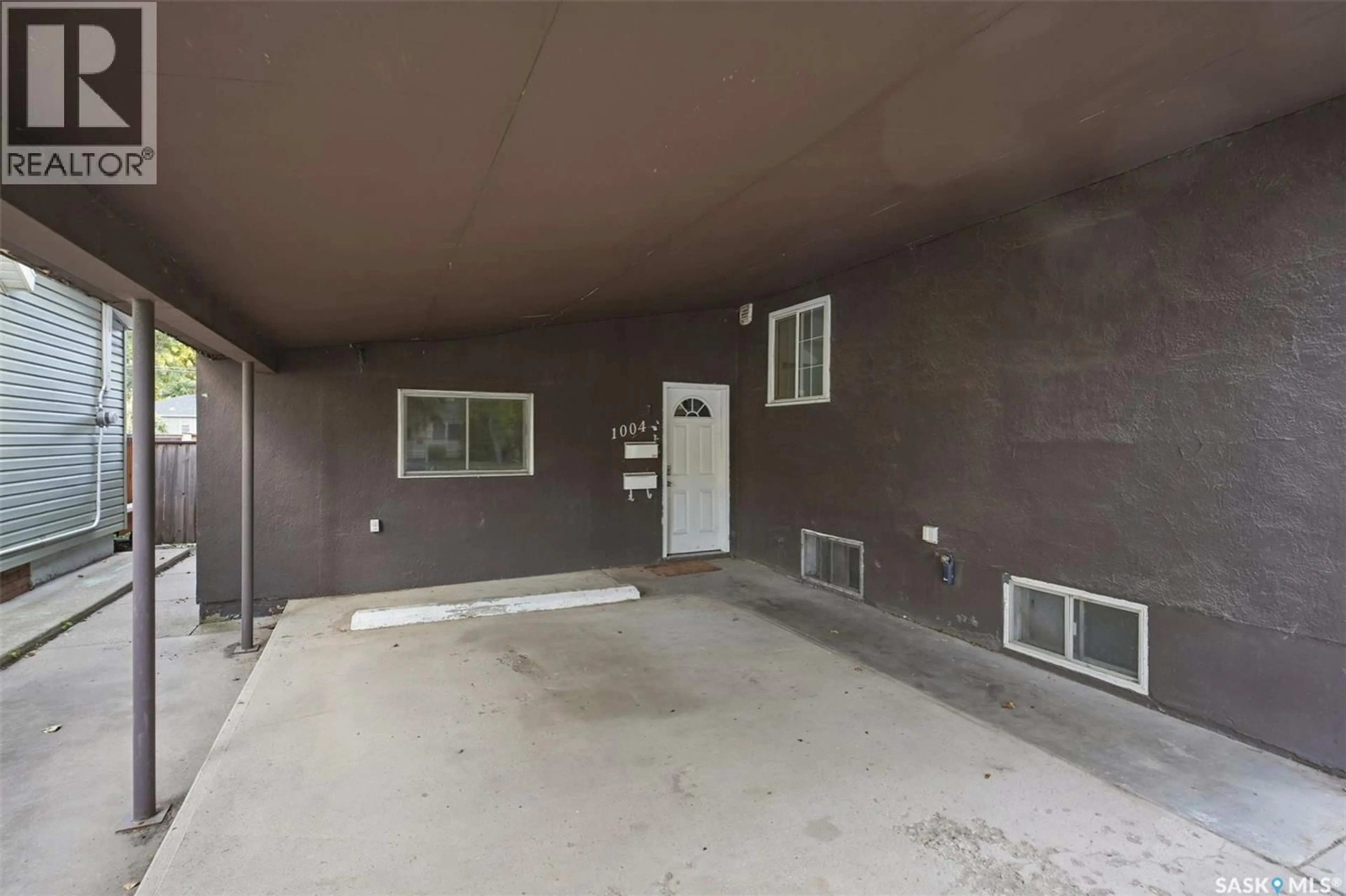 Indoor garage for 1004 6TH STREET, Saskatoon Saskatchewan S7H1E2