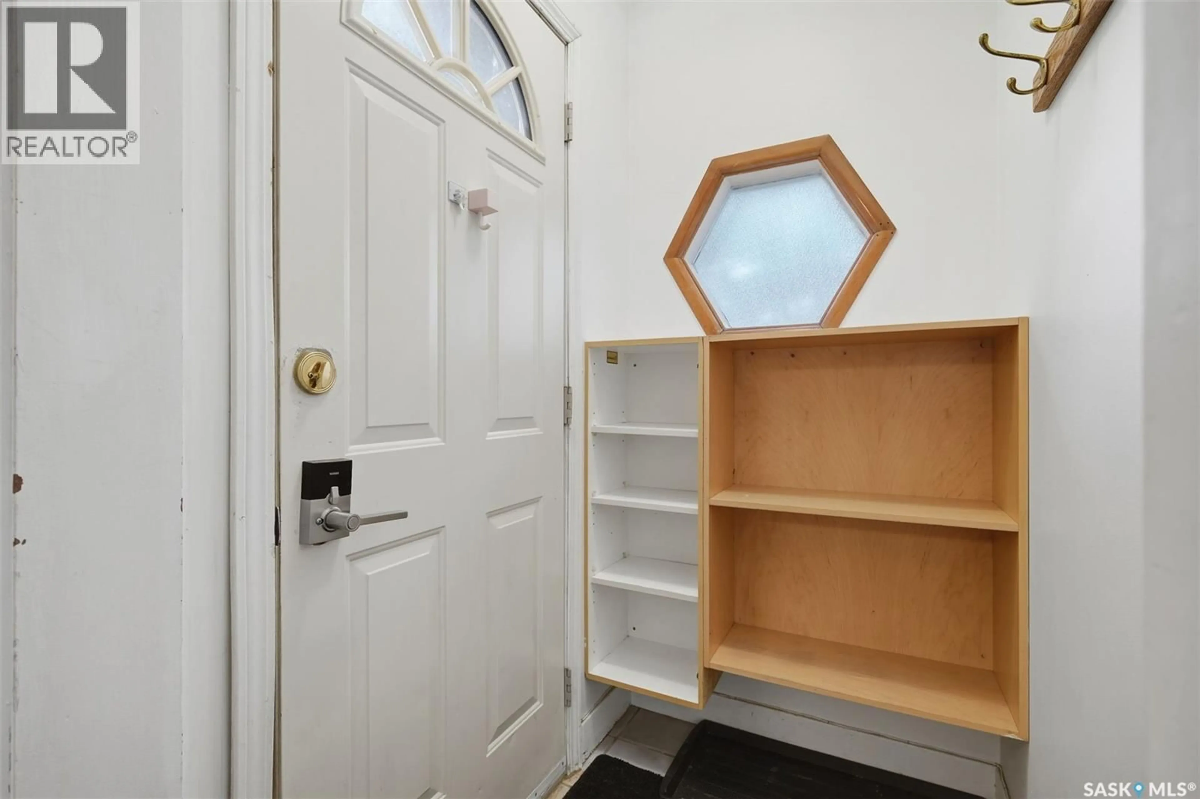 Indoor entryway for 1004 6TH STREET, Saskatoon Saskatchewan S7H1E2