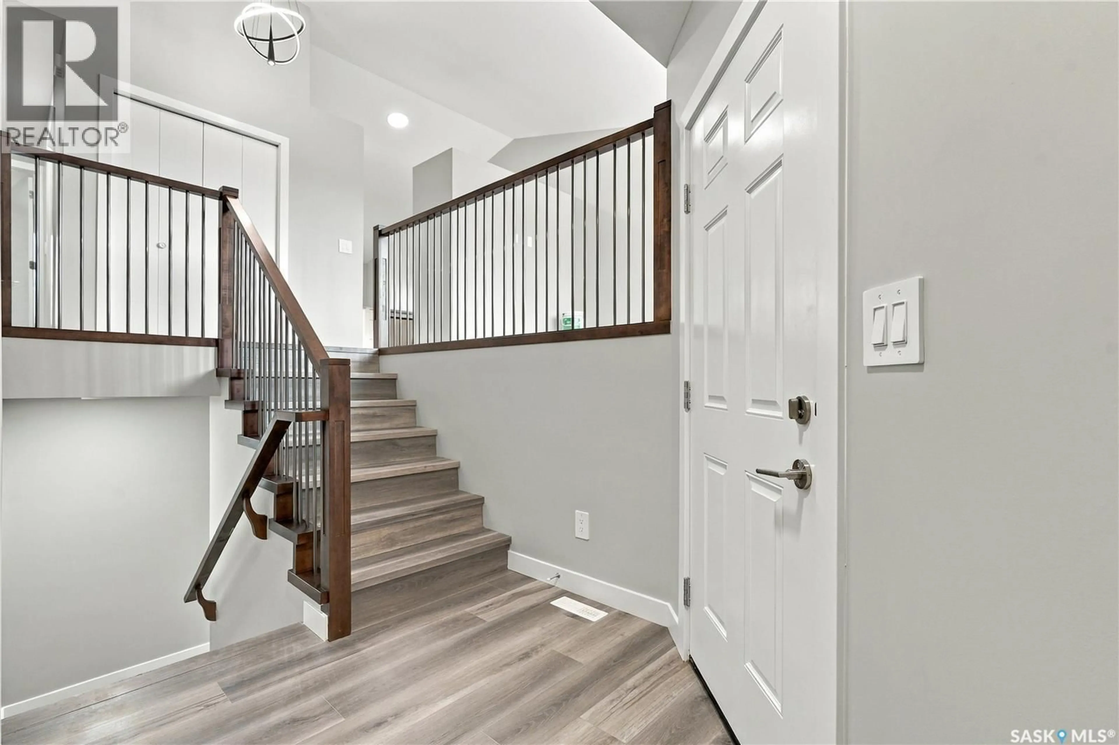 Indoor entryway for 246 SUTTER PLACE, Saskatoon Saskatchewan S7T0R3