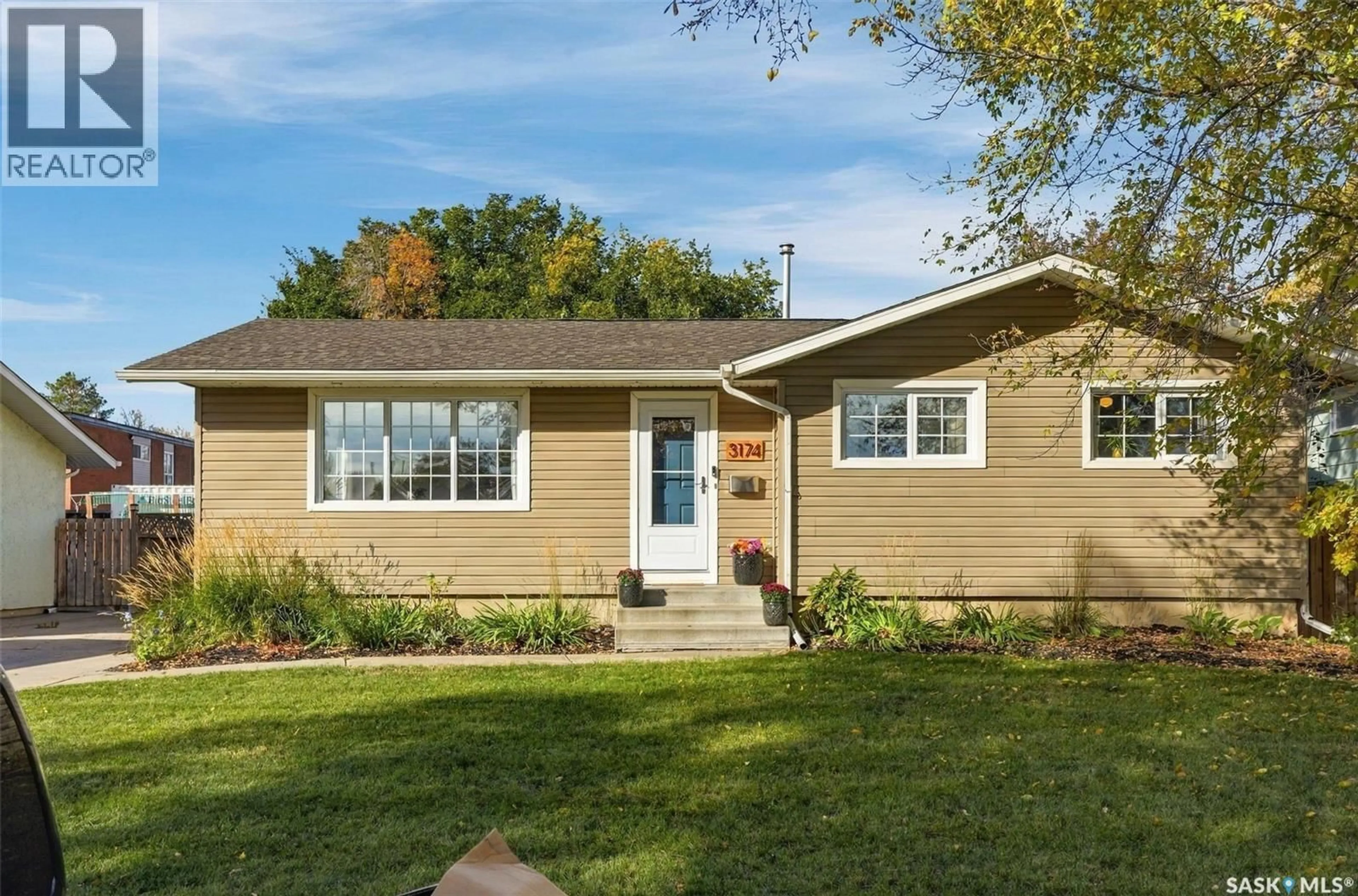 Home with vinyl exterior material, street for 3174 EASTVIEW, Saskatoon Saskatchewan S7J3J4