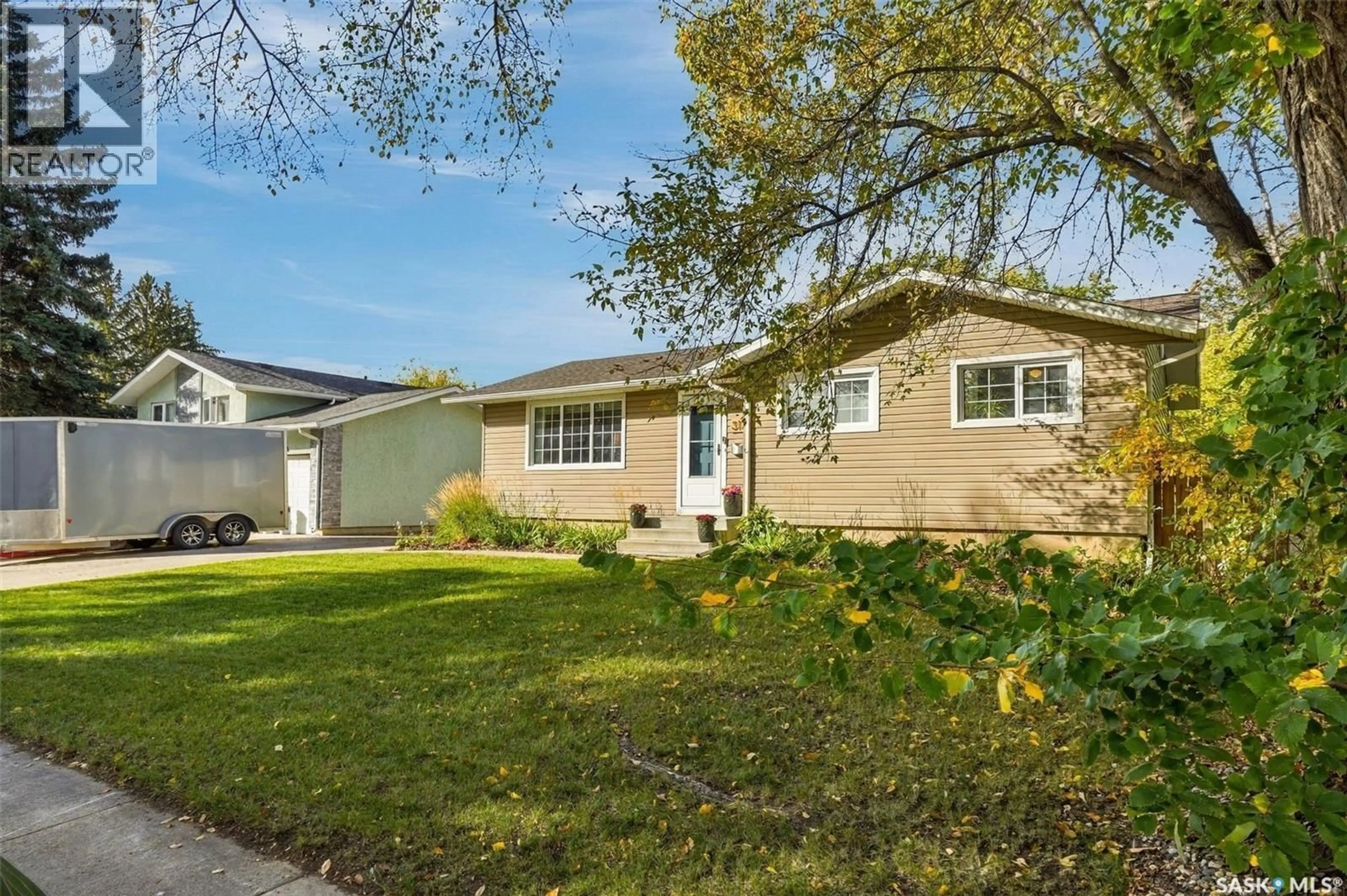 Home with vinyl exterior material, street for 3174 EASTVIEW, Saskatoon Saskatchewan S7J3J4