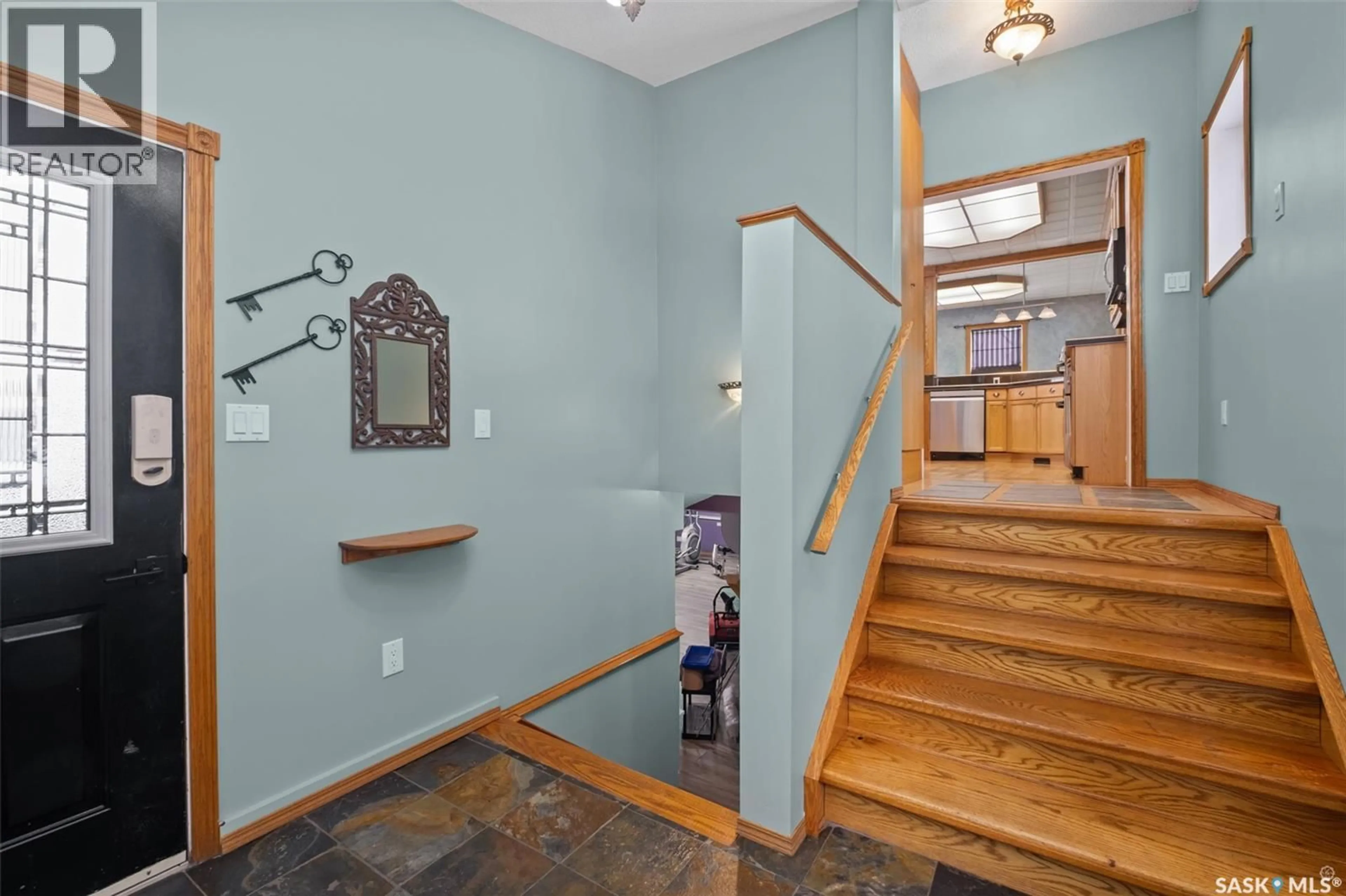 Indoor foyer for 1027 4TH STREET, Prince Albert Saskatchewan S6V0L1