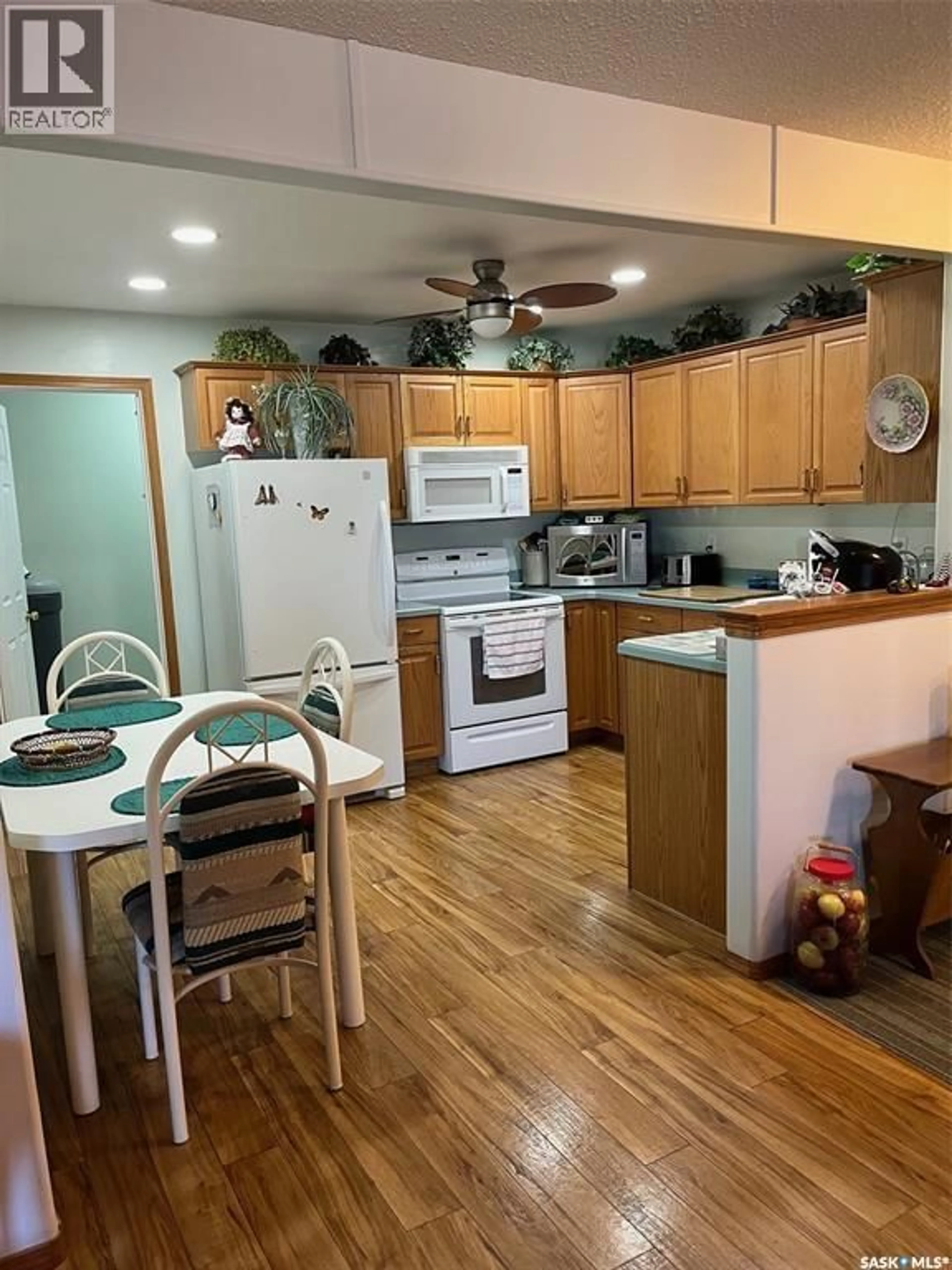 Standard kitchen, unknown for 101 - 1226 THIRD STREET, Estevan Saskatchewan S4A0R9