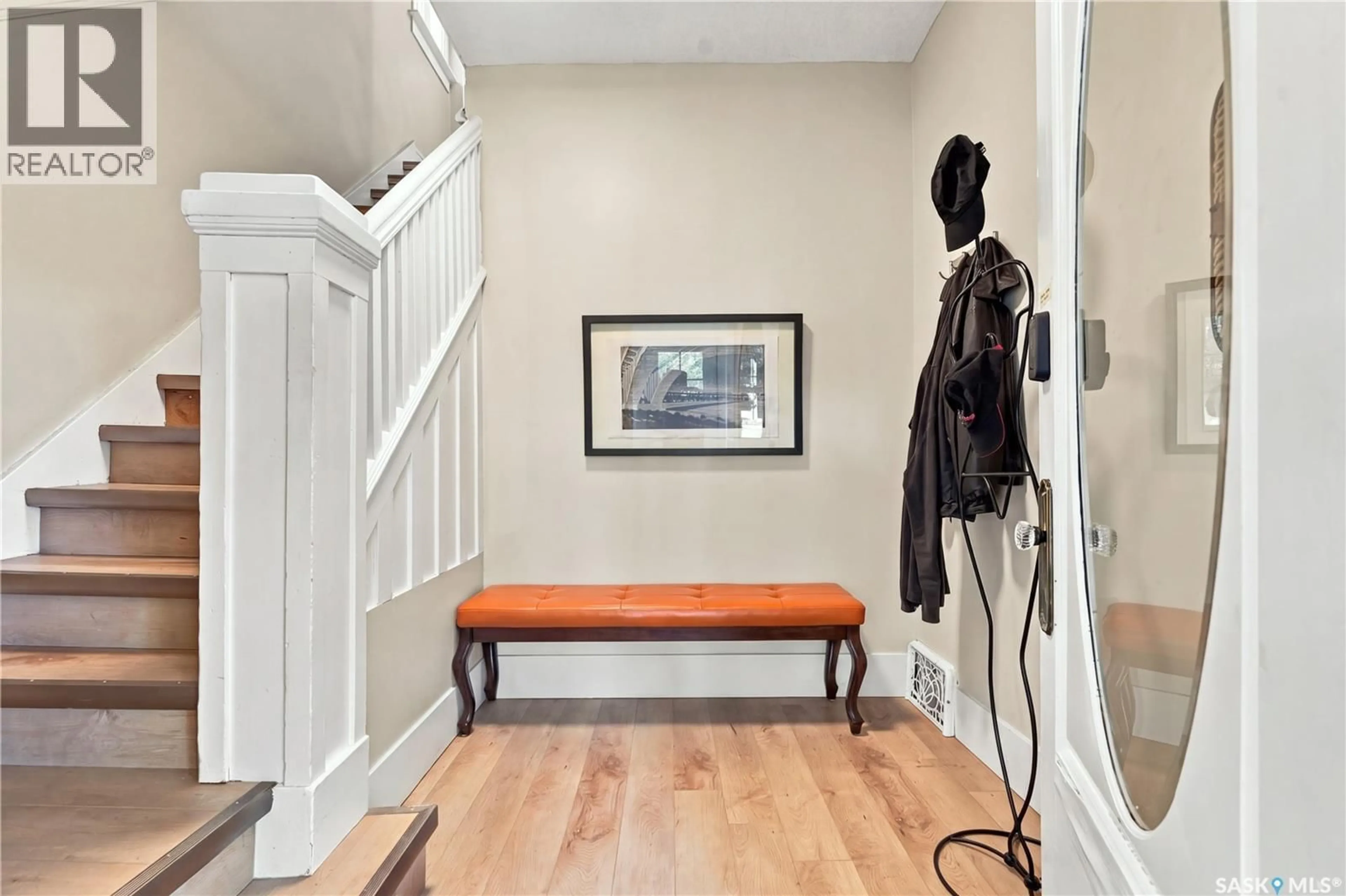 Indoor entryway for 332 10TH STREET, Saskatoon Saskatchewan S7N0C7
