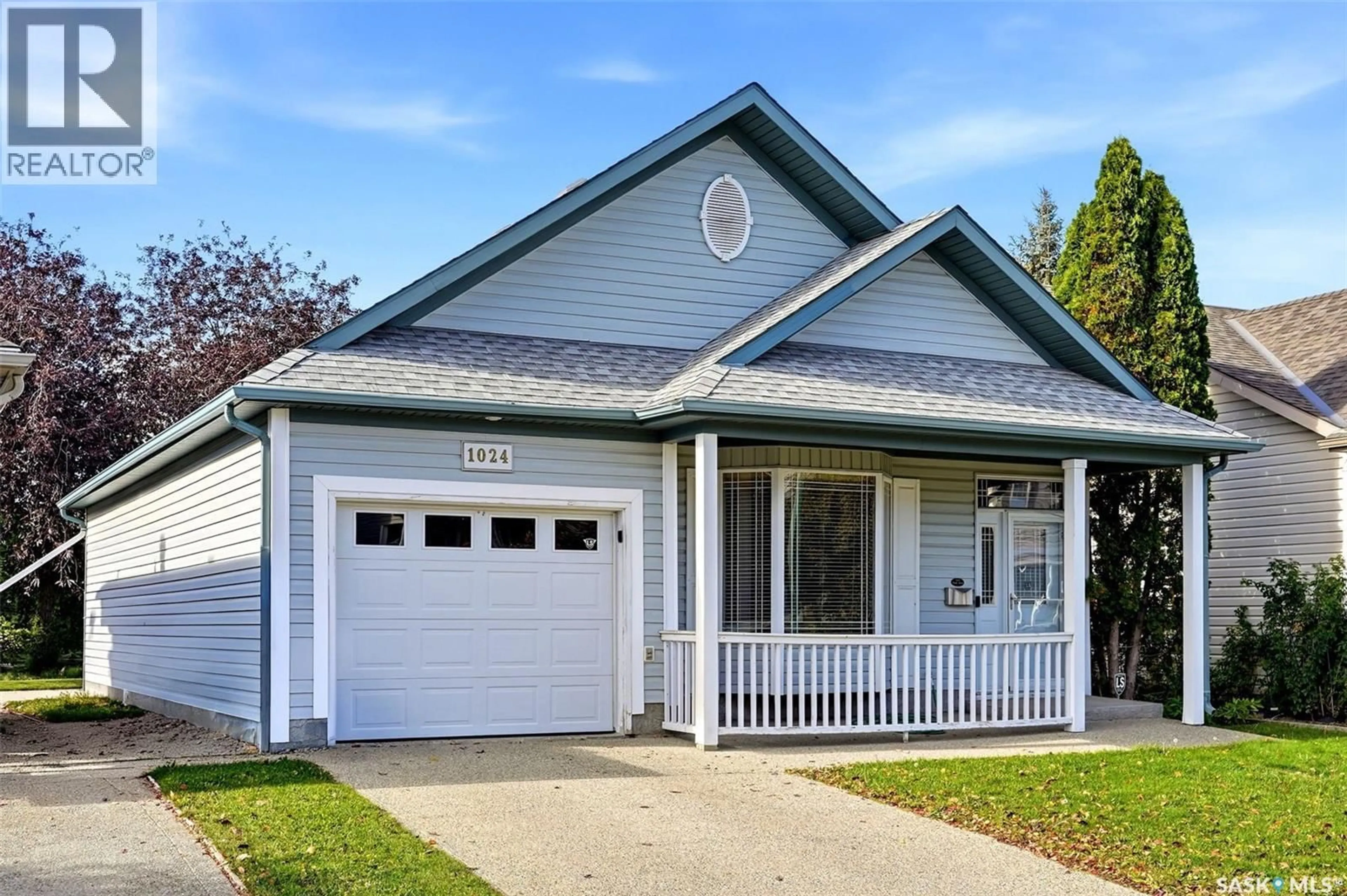 Home with vinyl exterior material, street for 1024 SNOWBERRY WAY, Regina Saskatchewan S4X4N8