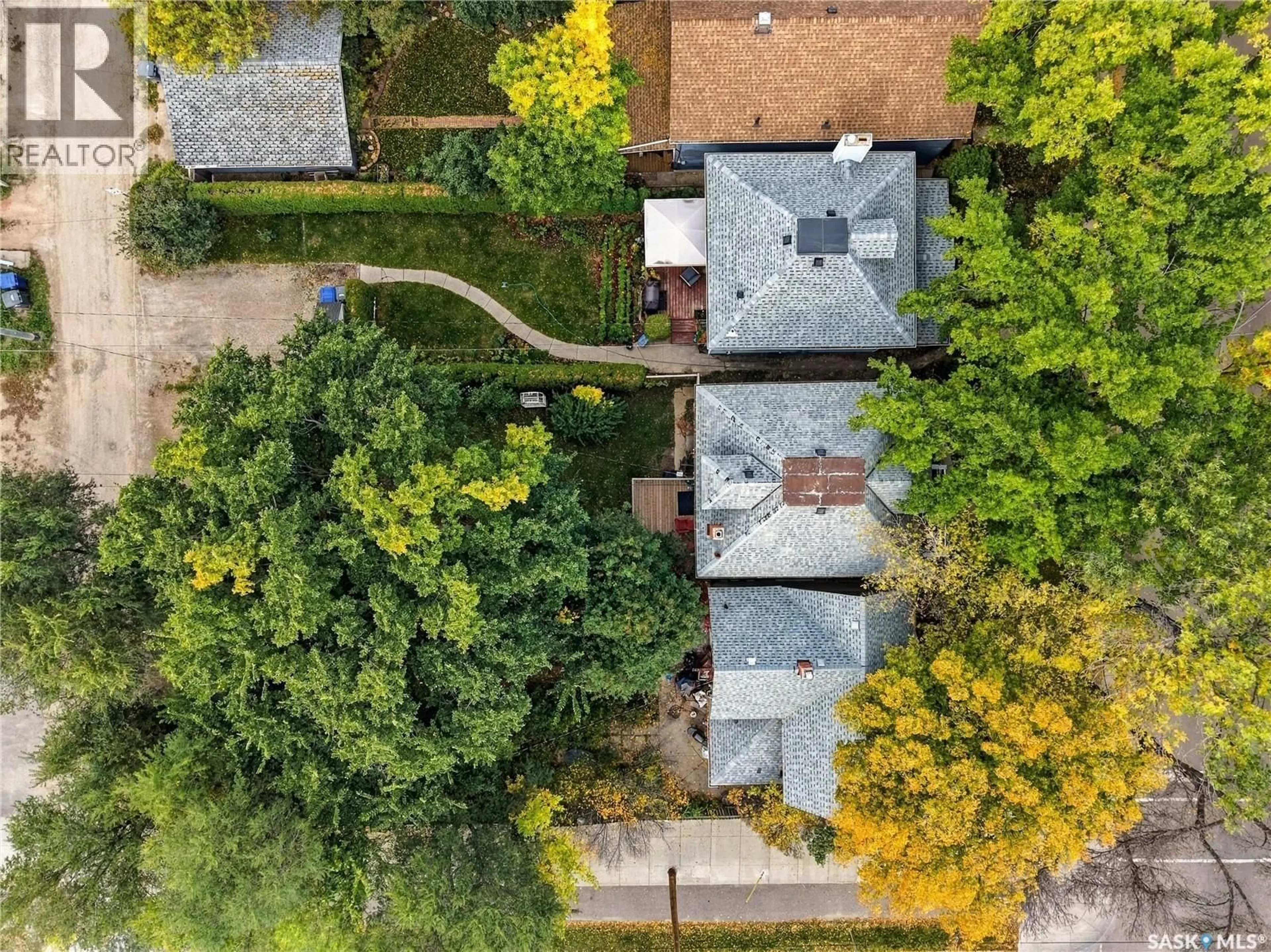 A pic from outside/outdoor area/front of a property/back of a property/a pic from drone, unknown for 334 10TH STREET, Saskatoon Saskatchewan S7N0C7