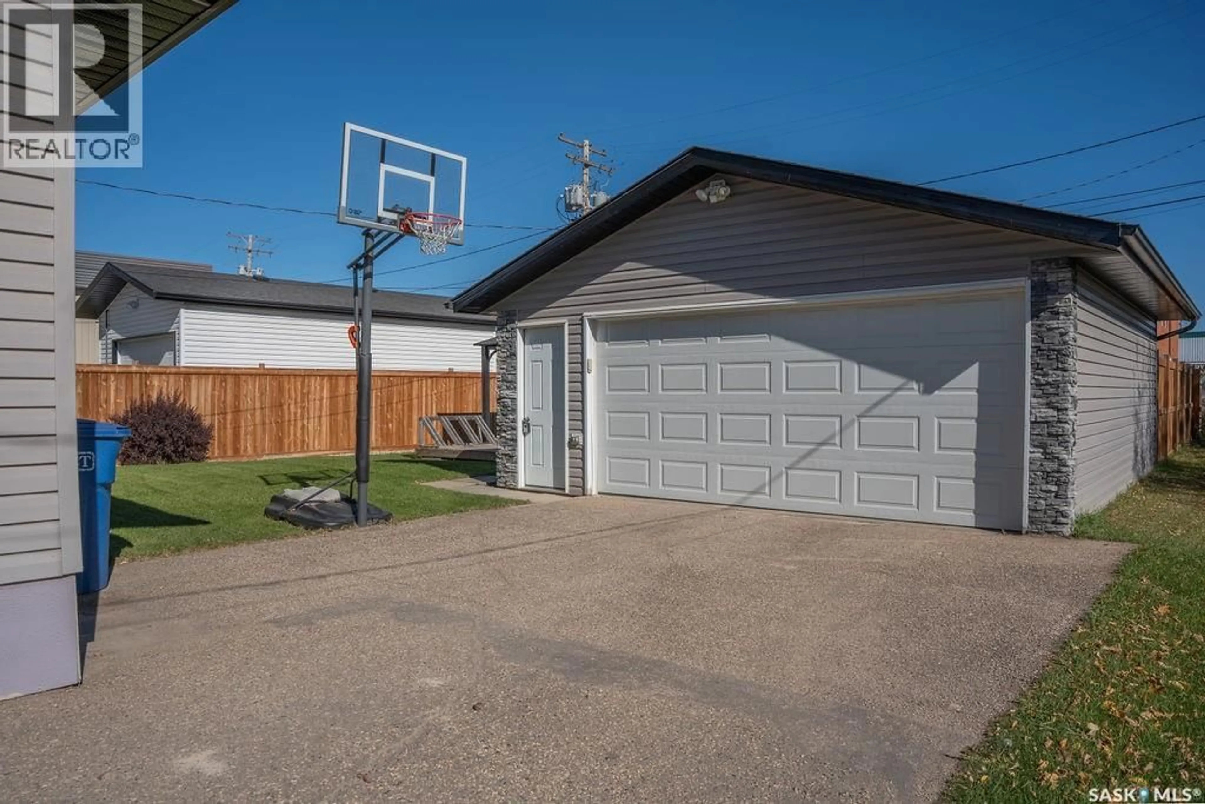 Indoor garage for 624 10TH STREET, Humboldt Saskatchewan S0K2A0
