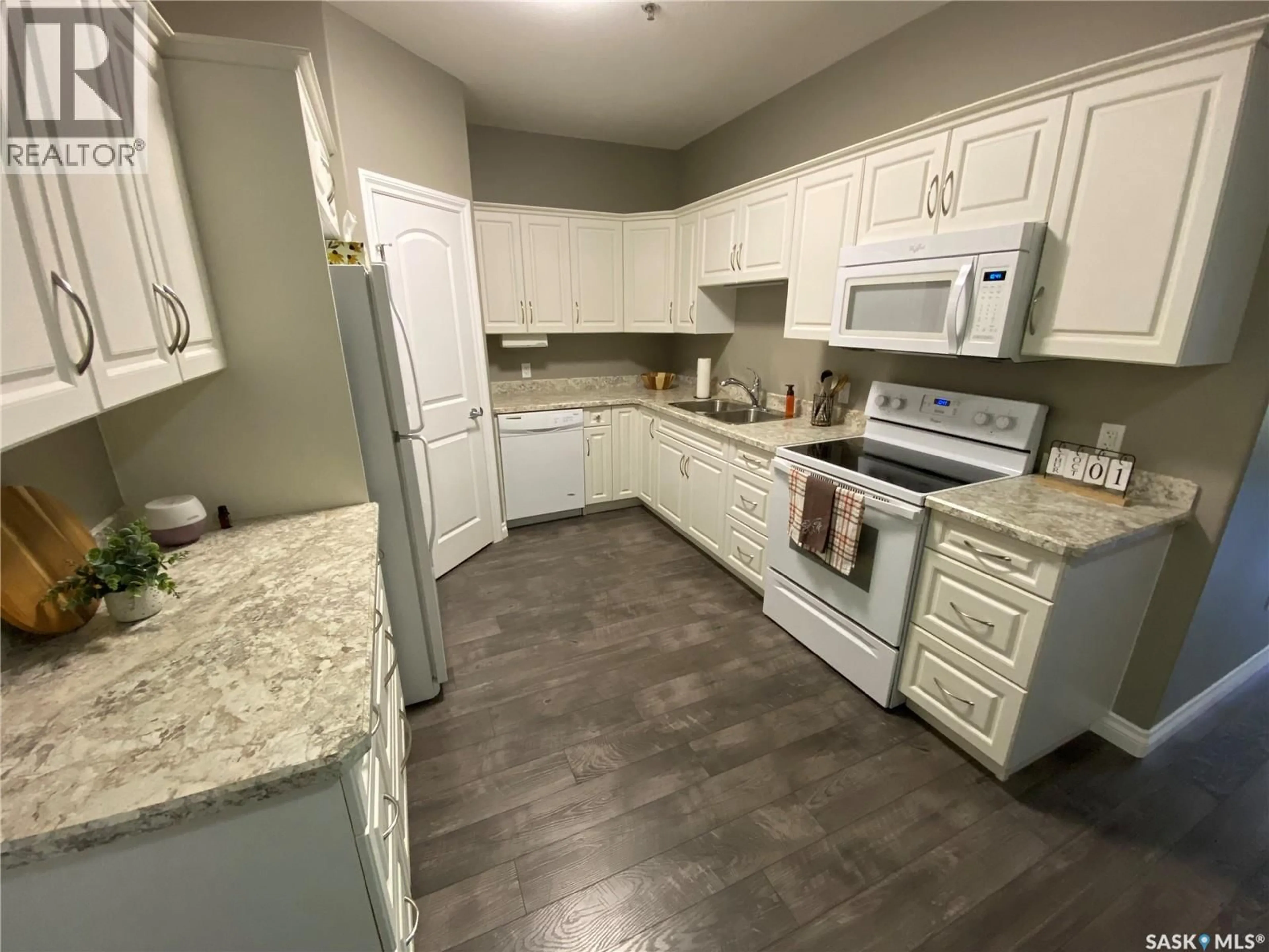 Standard kitchen, ceramic/tile floor for 123 - 305 BALMORAL STREET, Yorkton Saskatchewan S3N4J2