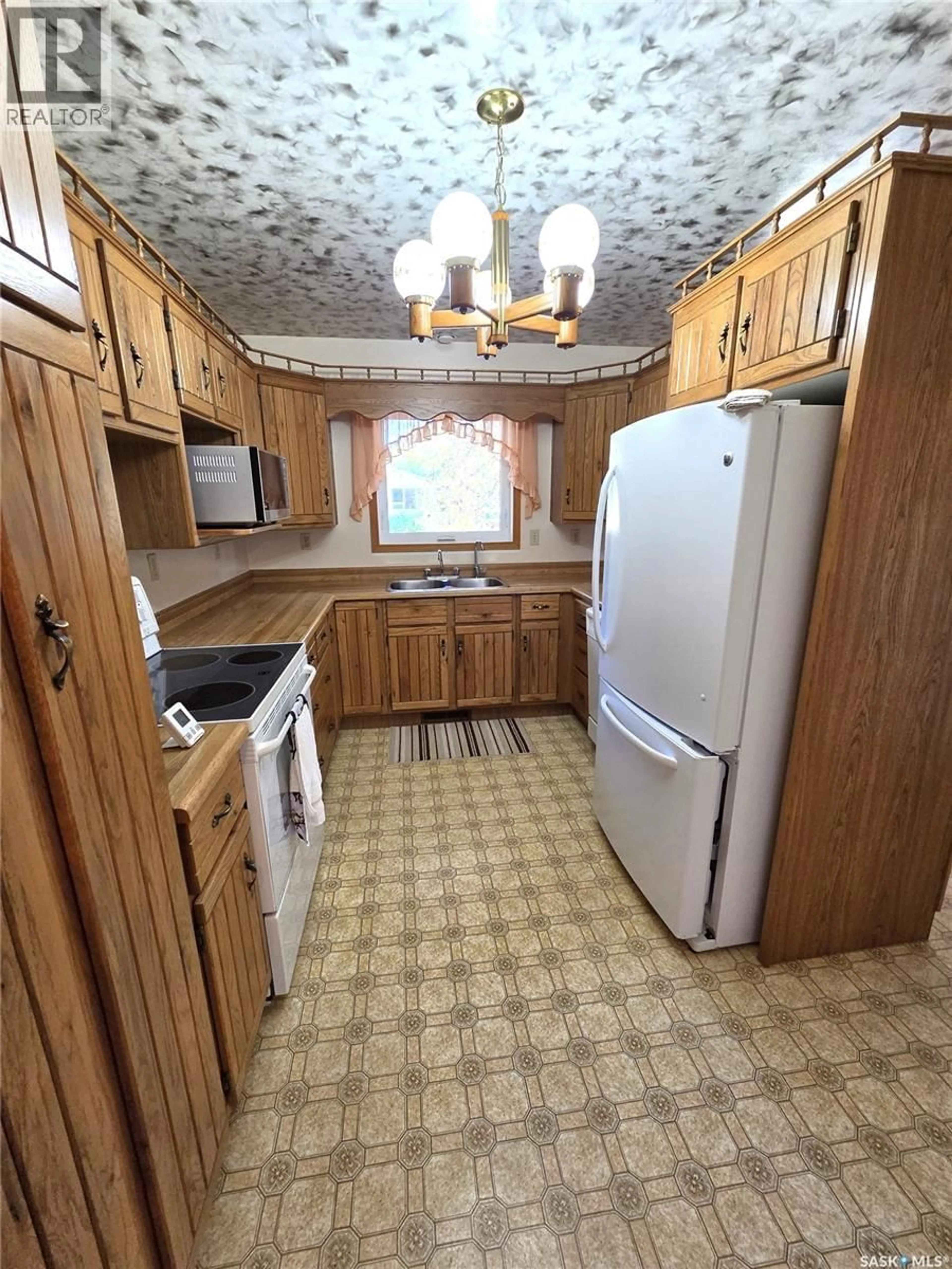 Standard kitchen, unknown for 125 MAINPRIZE STREET, Midale Saskatchewan S0C1S0