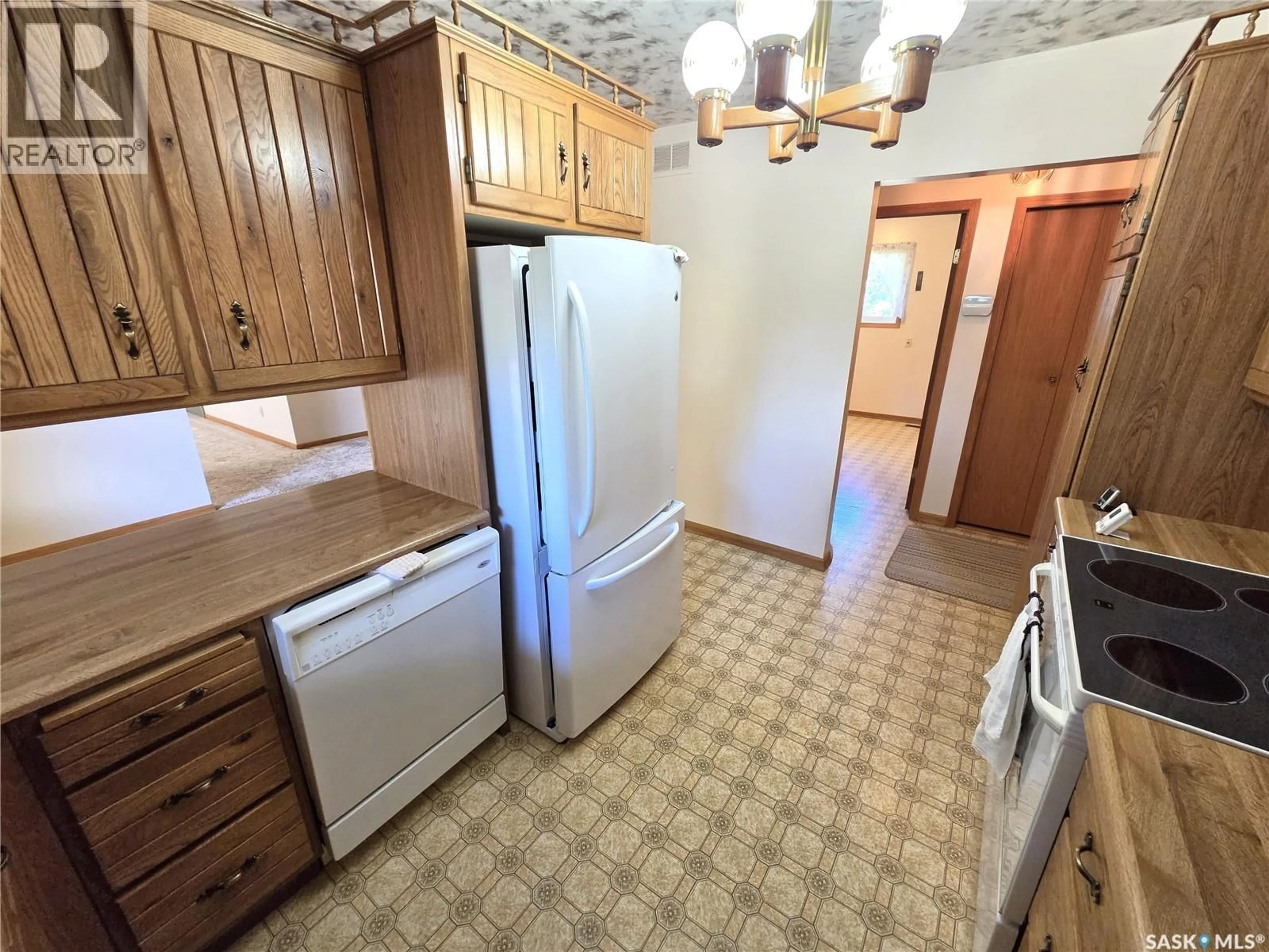 Standard kitchen, unknown for 125 MAINPRIZE STREET, Midale Saskatchewan S0C1S0