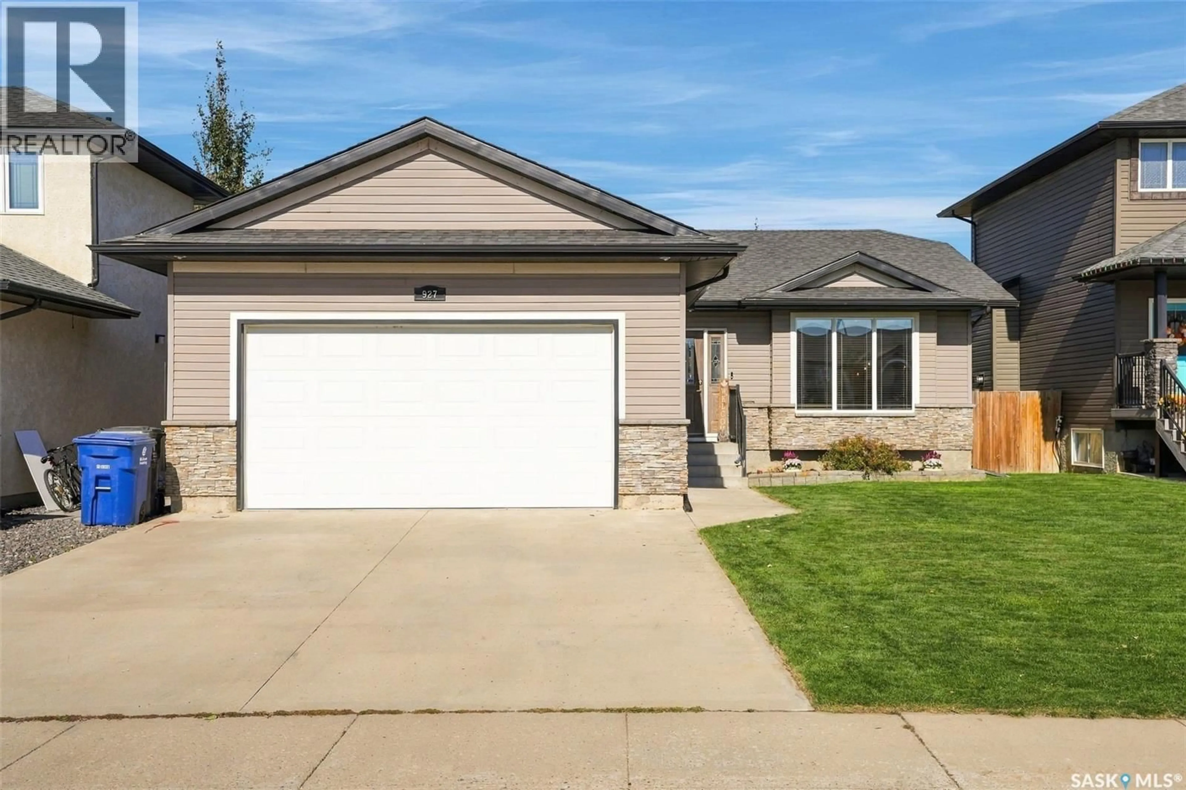 Home with vinyl exterior material, street for 927 COPPERMINE WAY, Martensville Saskatchewan S0K0A2
