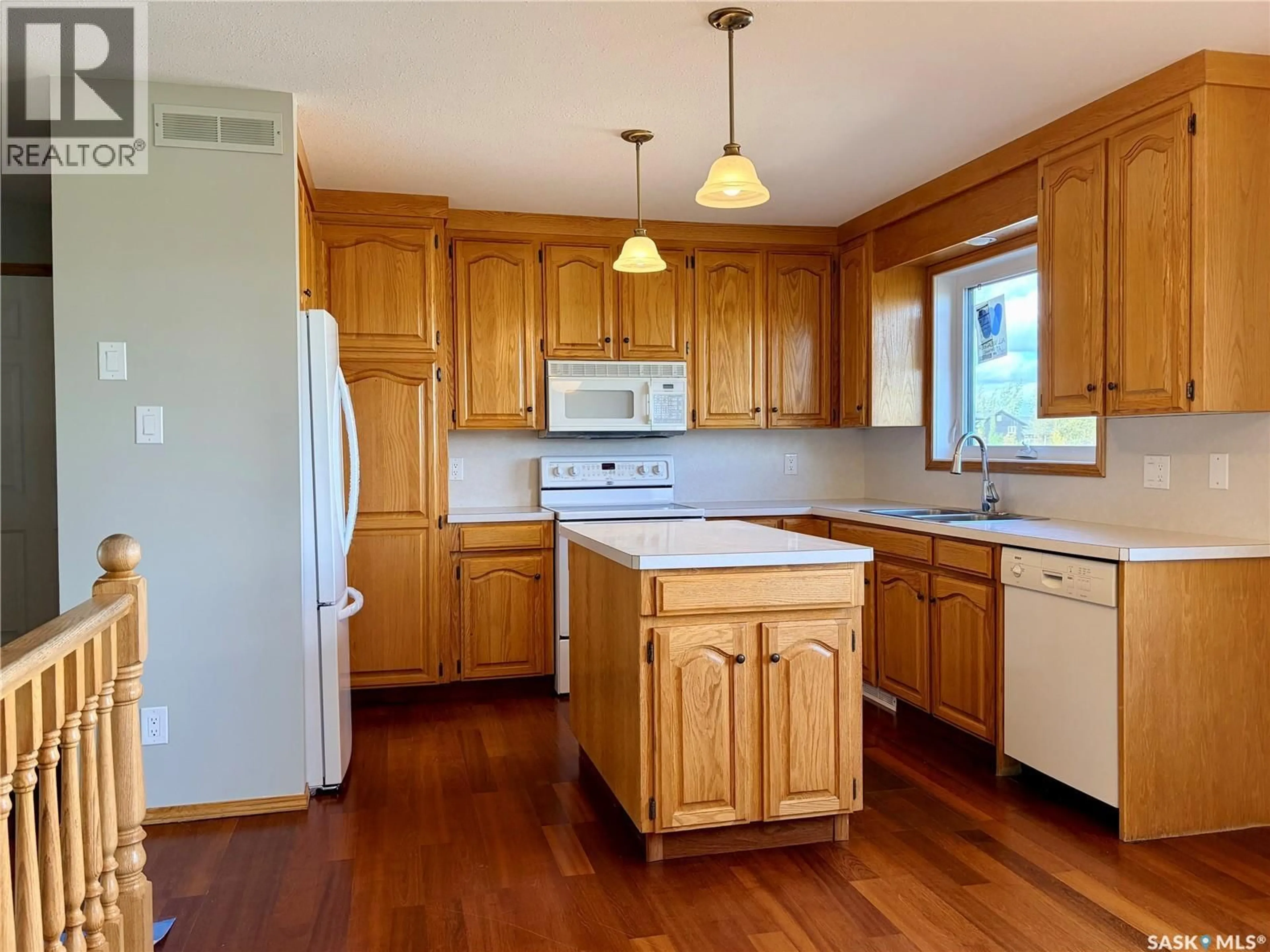 Standard kitchen, wood/laminate floor for 38 HERITAGE COVE, Rosthern Rm No. 403 Saskatchewan S0K1X1