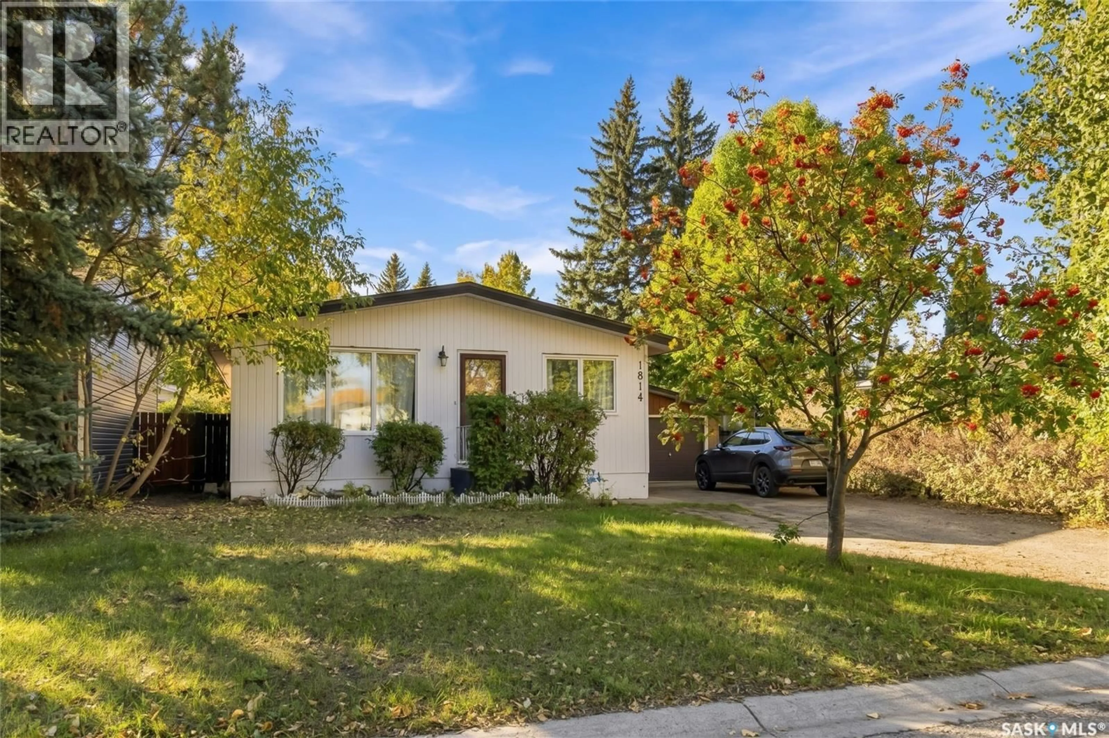 Home with vinyl exterior material, street for 1814 WILSON CRESCENT, Saskatoon Saskatchewan S7J2P1