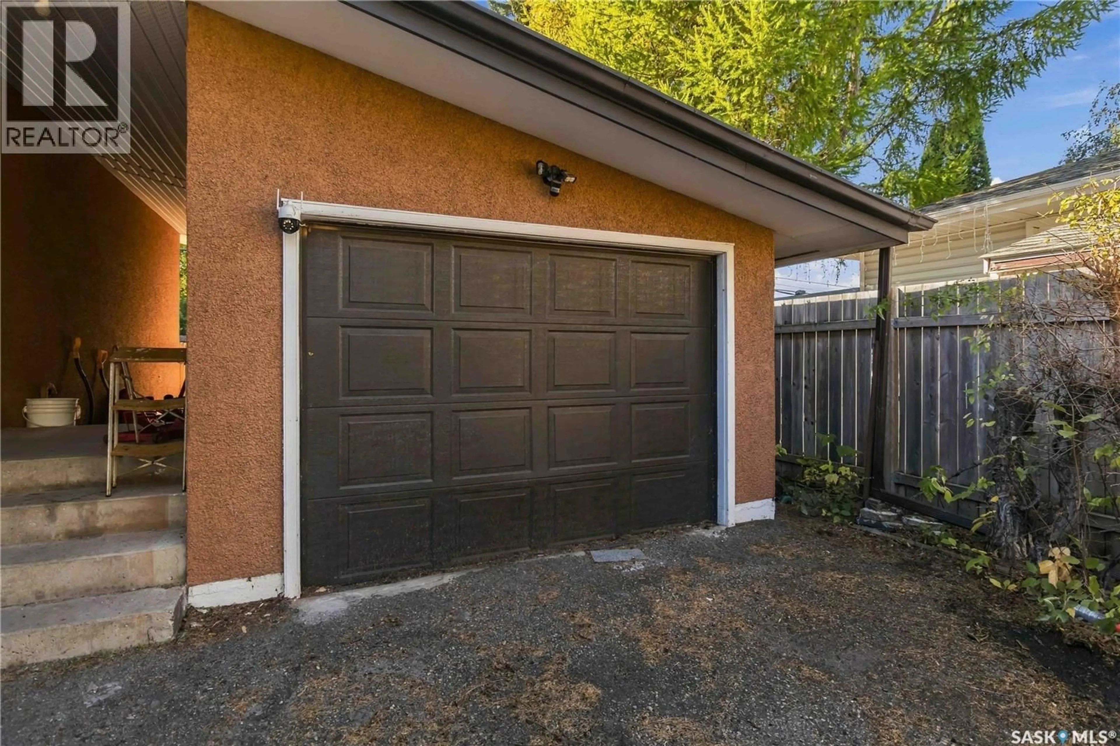 Indoor garage for 1814 WILSON CRESCENT, Saskatoon Saskatchewan S7J2P1