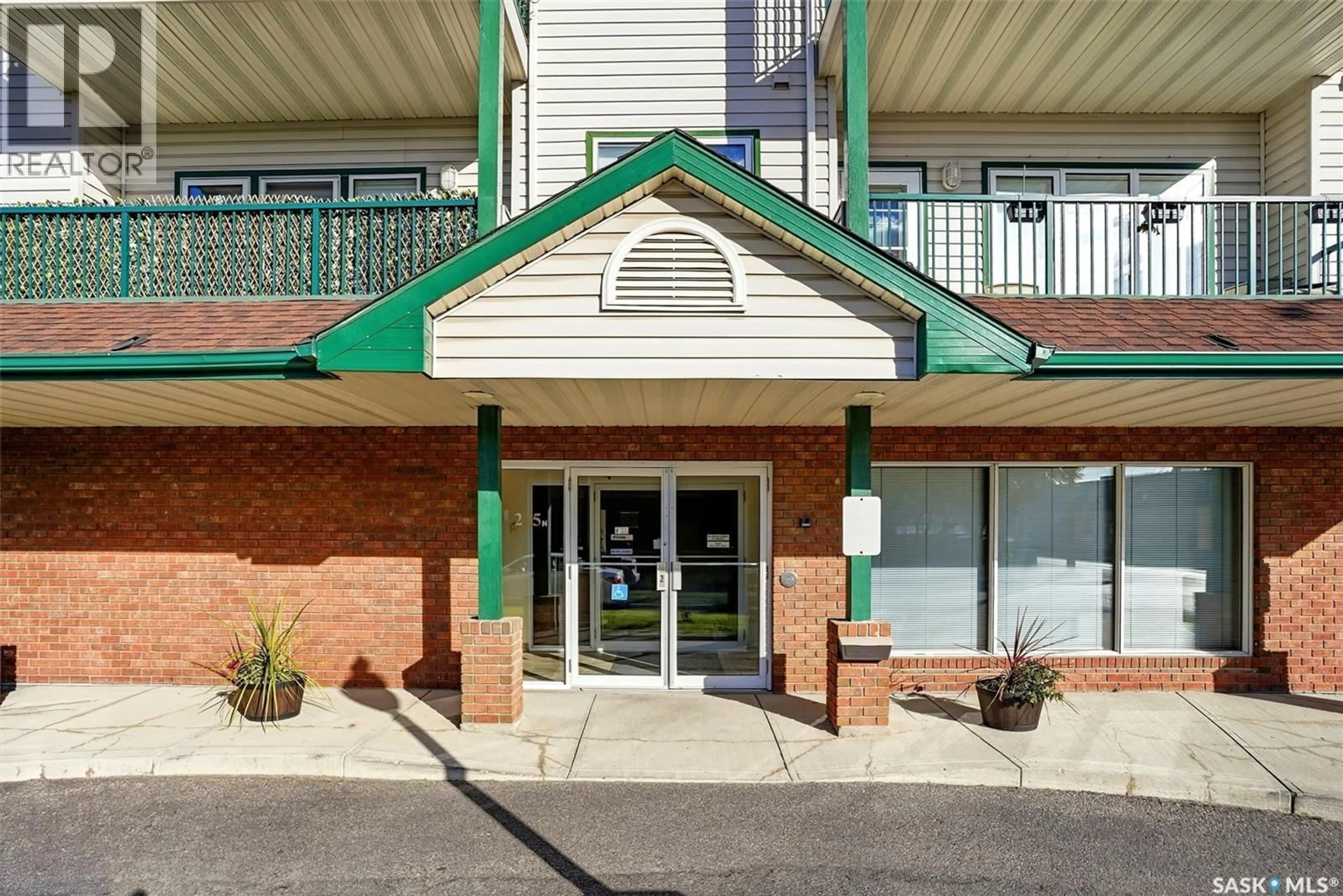 Indoor foyer for 205 - 402 MCINTYRE STREET, Regina Saskatchewan S4R3B7