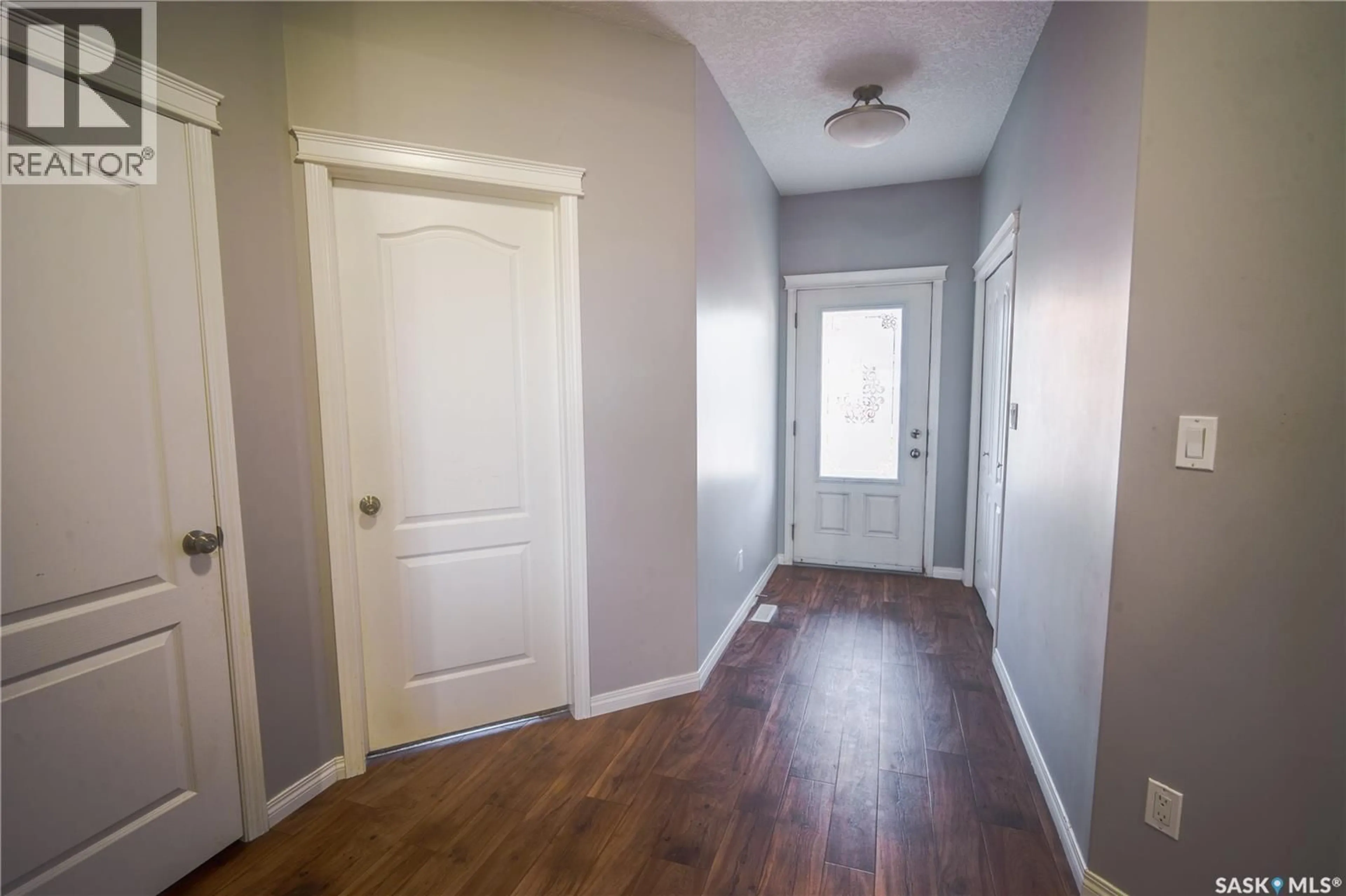 Indoor entryway for 204 - 3818 DEWDNEY AVENUE, Regina Saskatchewan S4Z0A6