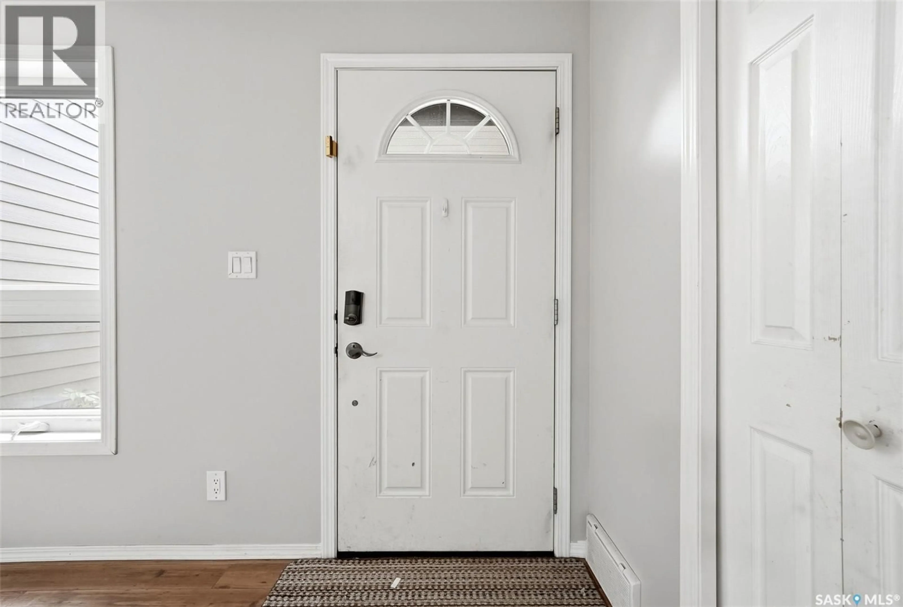 Indoor entryway for 104 CEDAR MEADOW DRIVE, Regina Saskatchewan S4X3J6