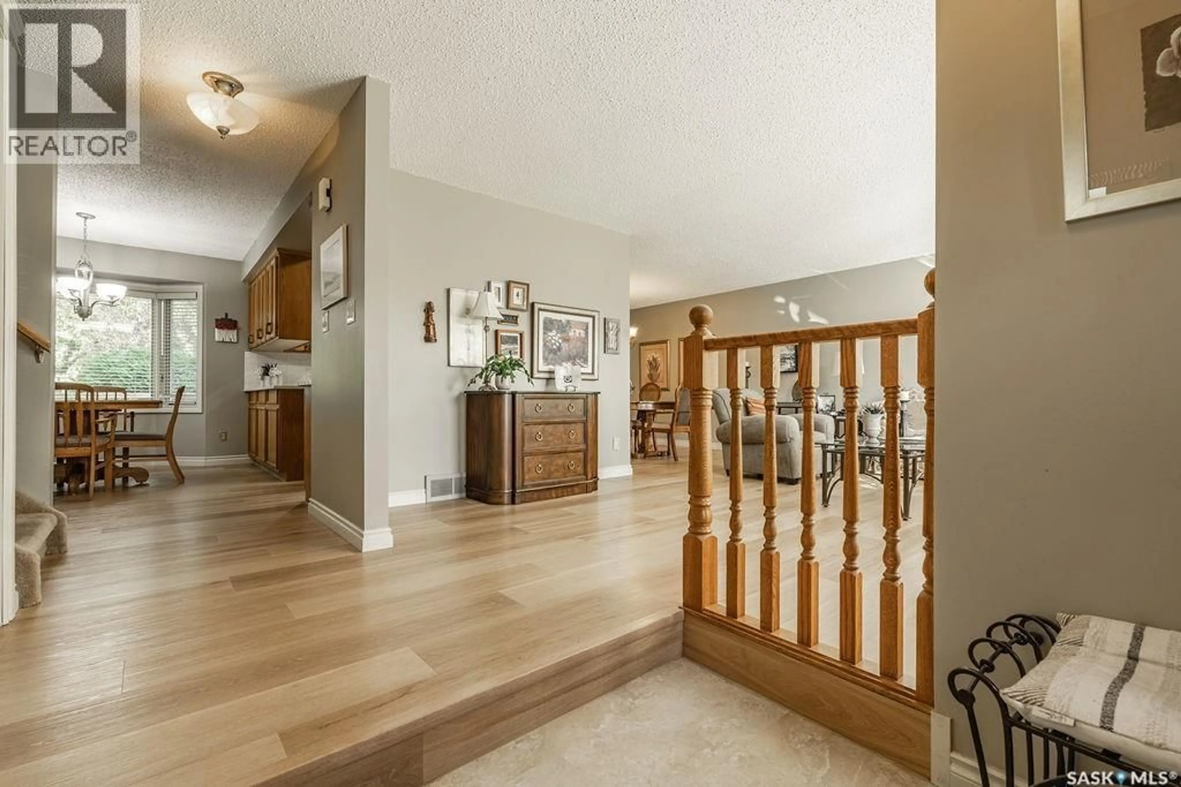 Indoor entryway for 122 WAKAW CRESCENT, Saskatoon Saskatchewan S7J4E2