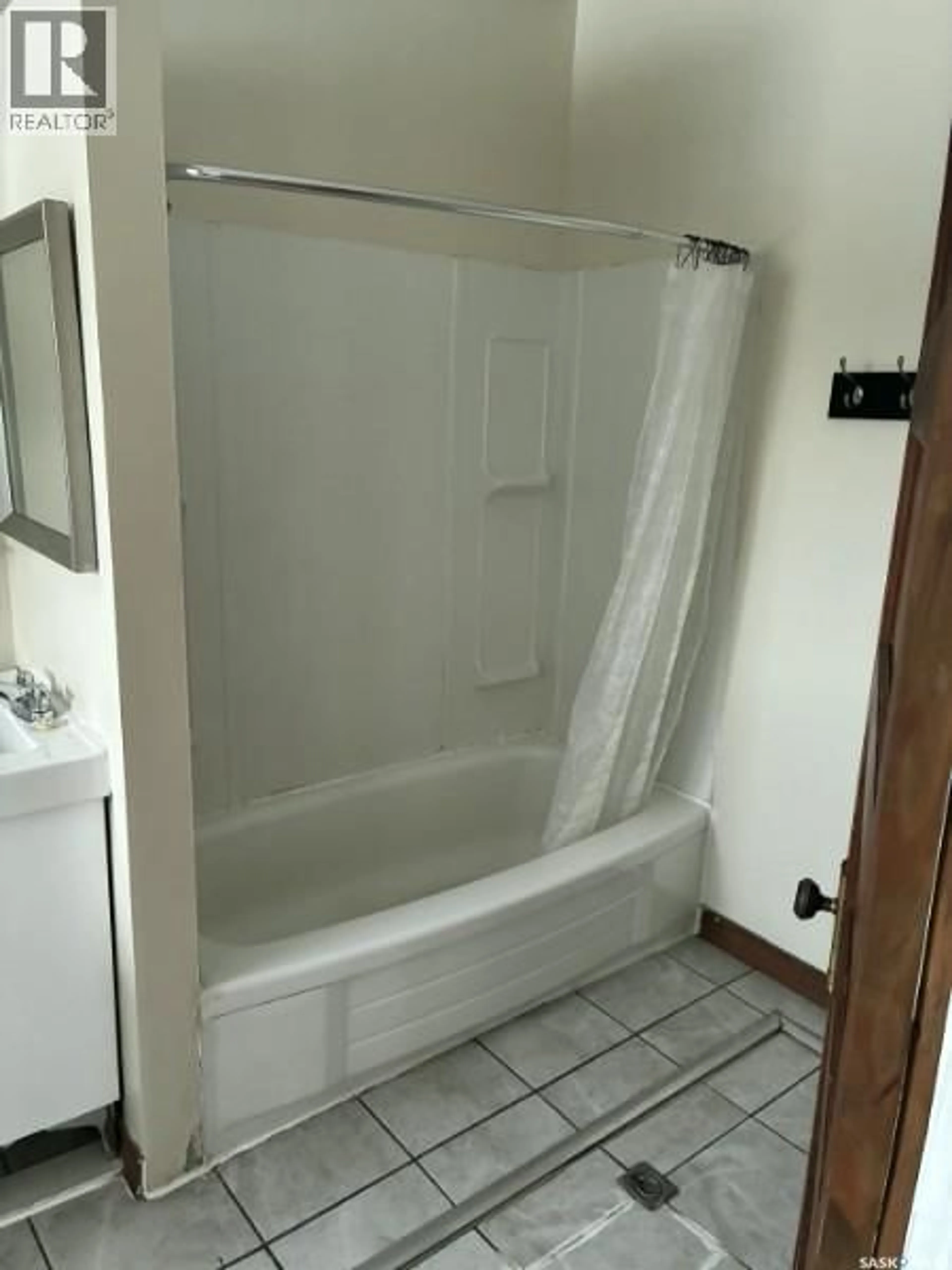 Standard bathroom, unknown for 304 MCTAVISH STREET, Outlook Saskatchewan S0L2N0