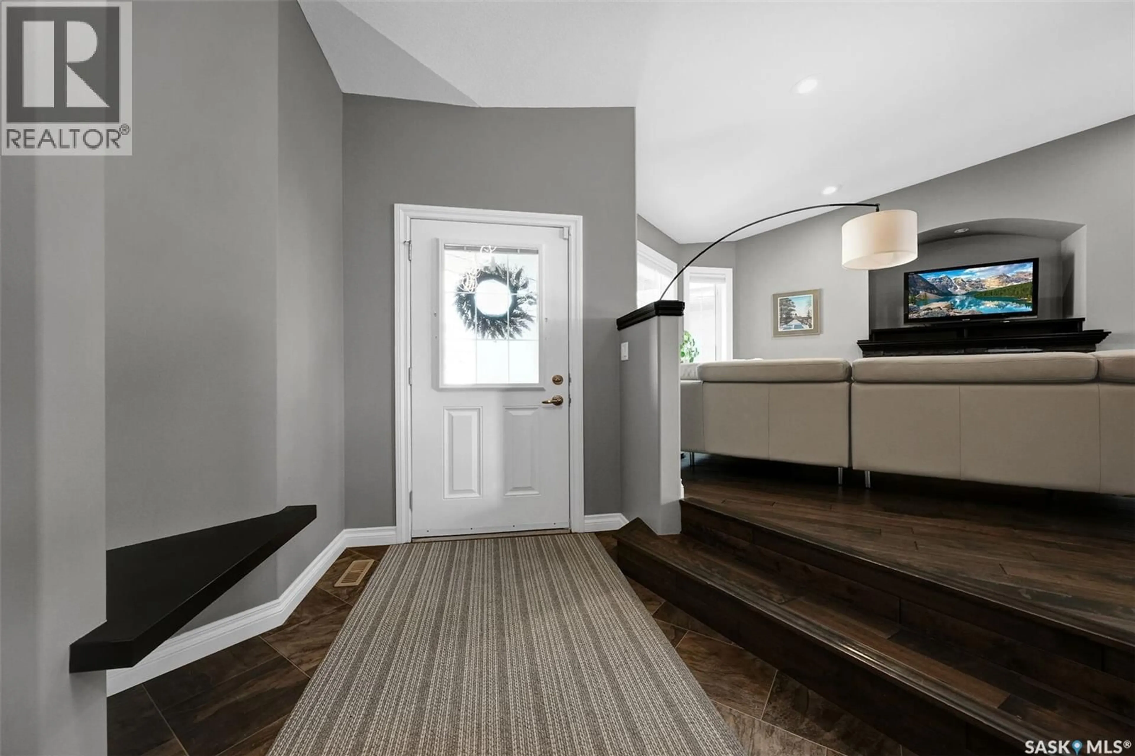 Indoor entryway for 3805 GREEN MOSS BAY, Regina Saskatchewan S4V1P7