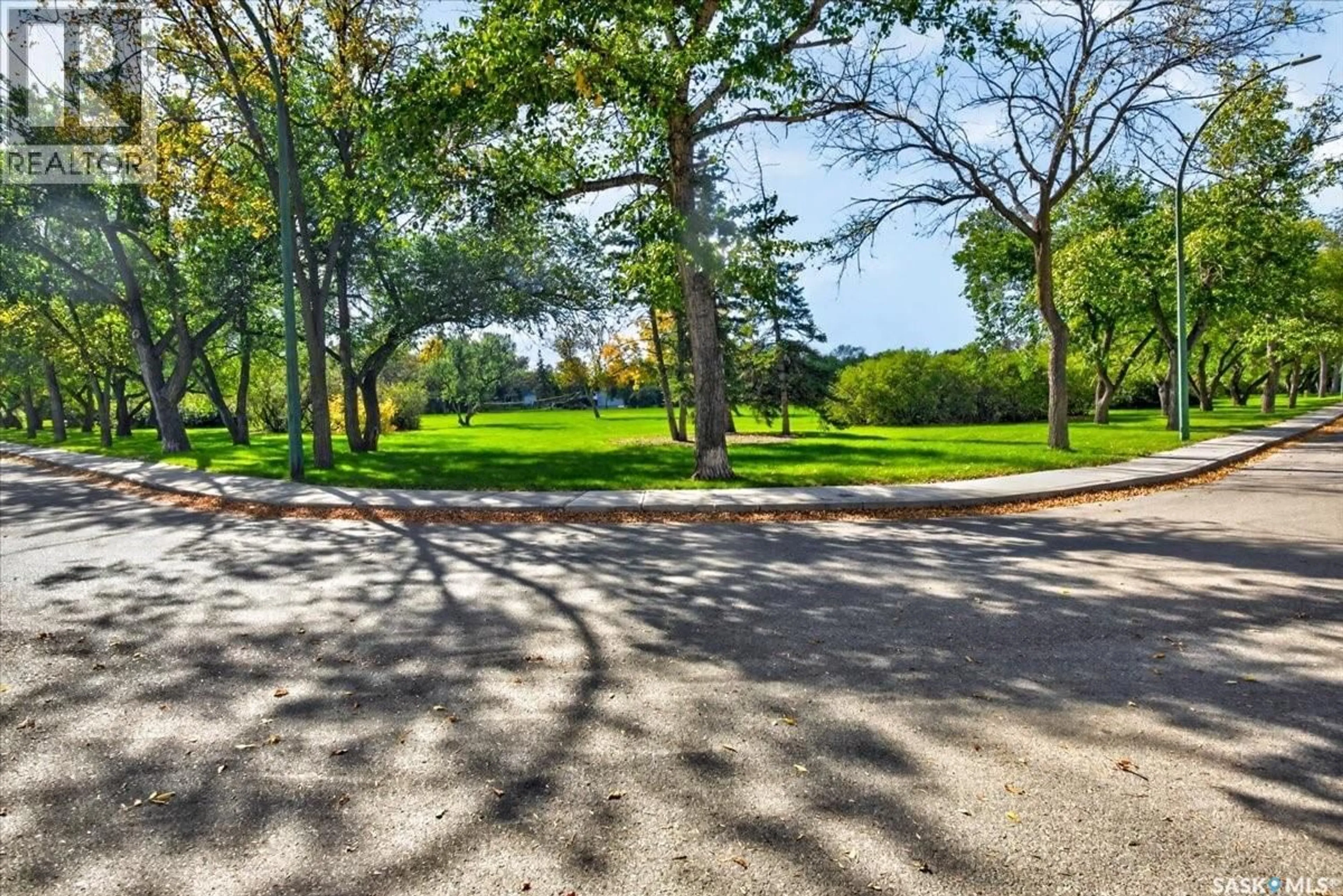 Patio, street for 617 ABERDEEN CRESCENT, Regina Saskatchewan S4T6A9