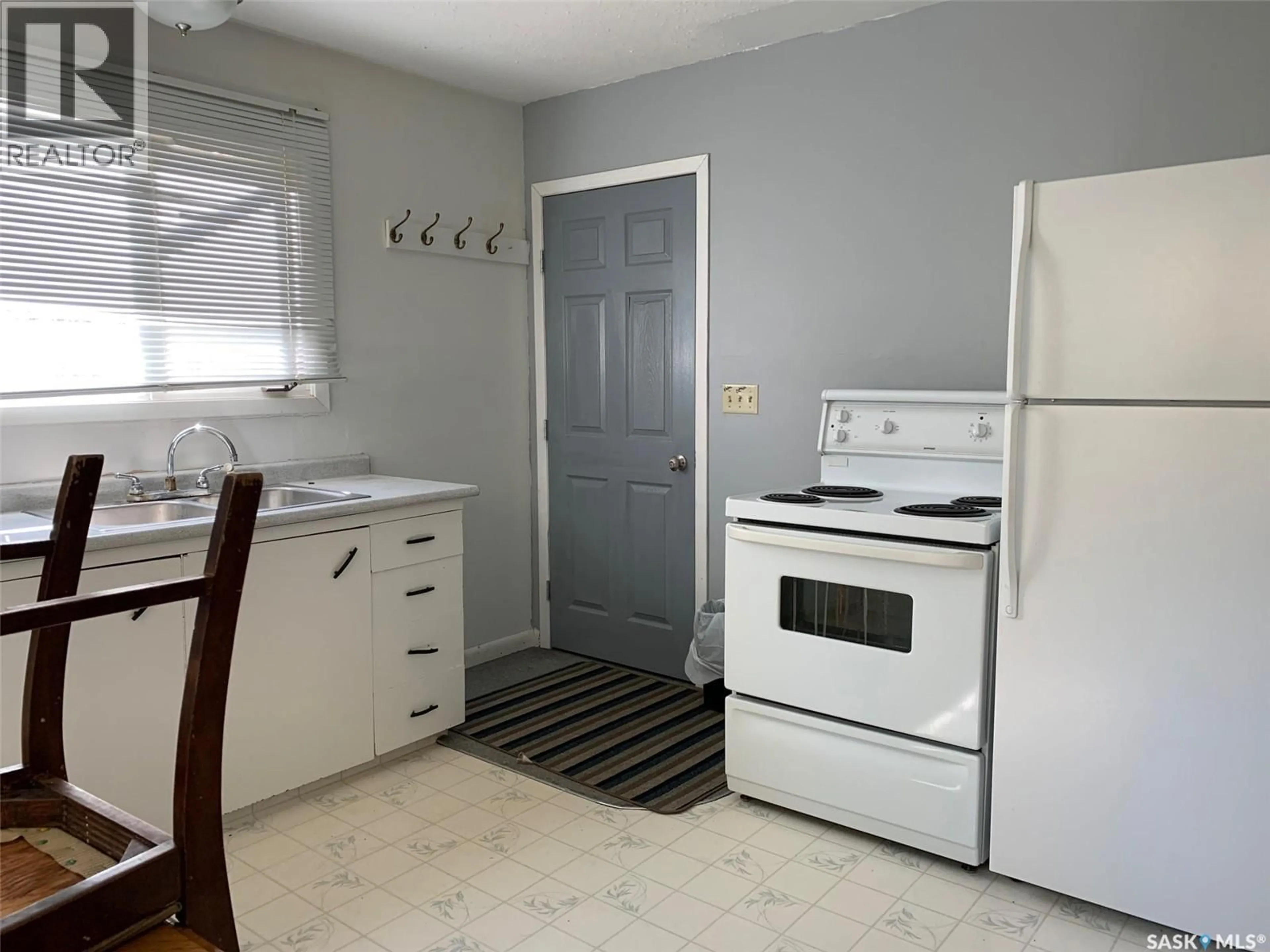 Standard kitchen, unknown for E - 191 5TH STREET, Shaunavon Saskatchewan S0N2M0