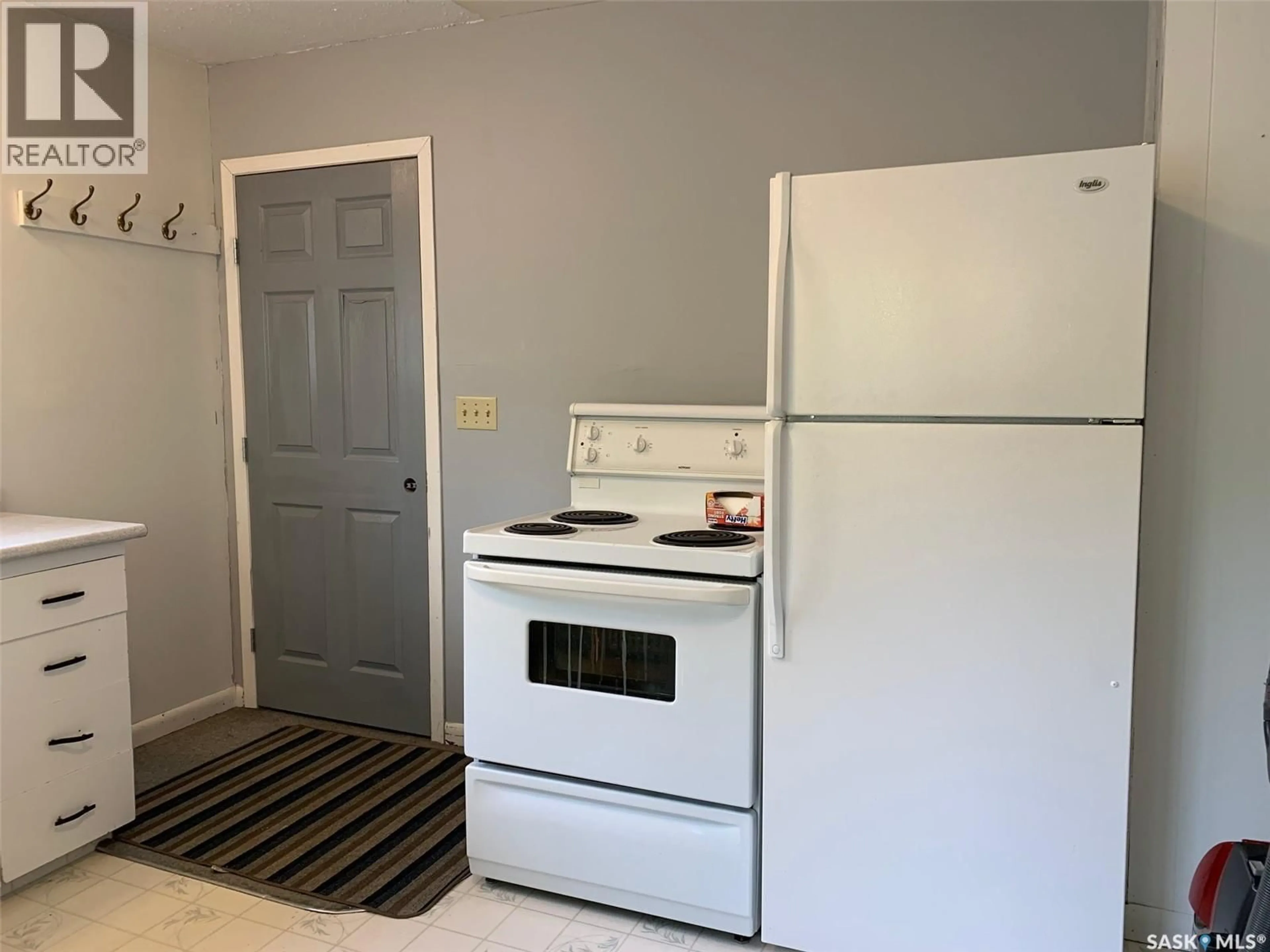 Standard kitchen, unknown for E - 191 5TH STREET, Shaunavon Saskatchewan S0N2M0