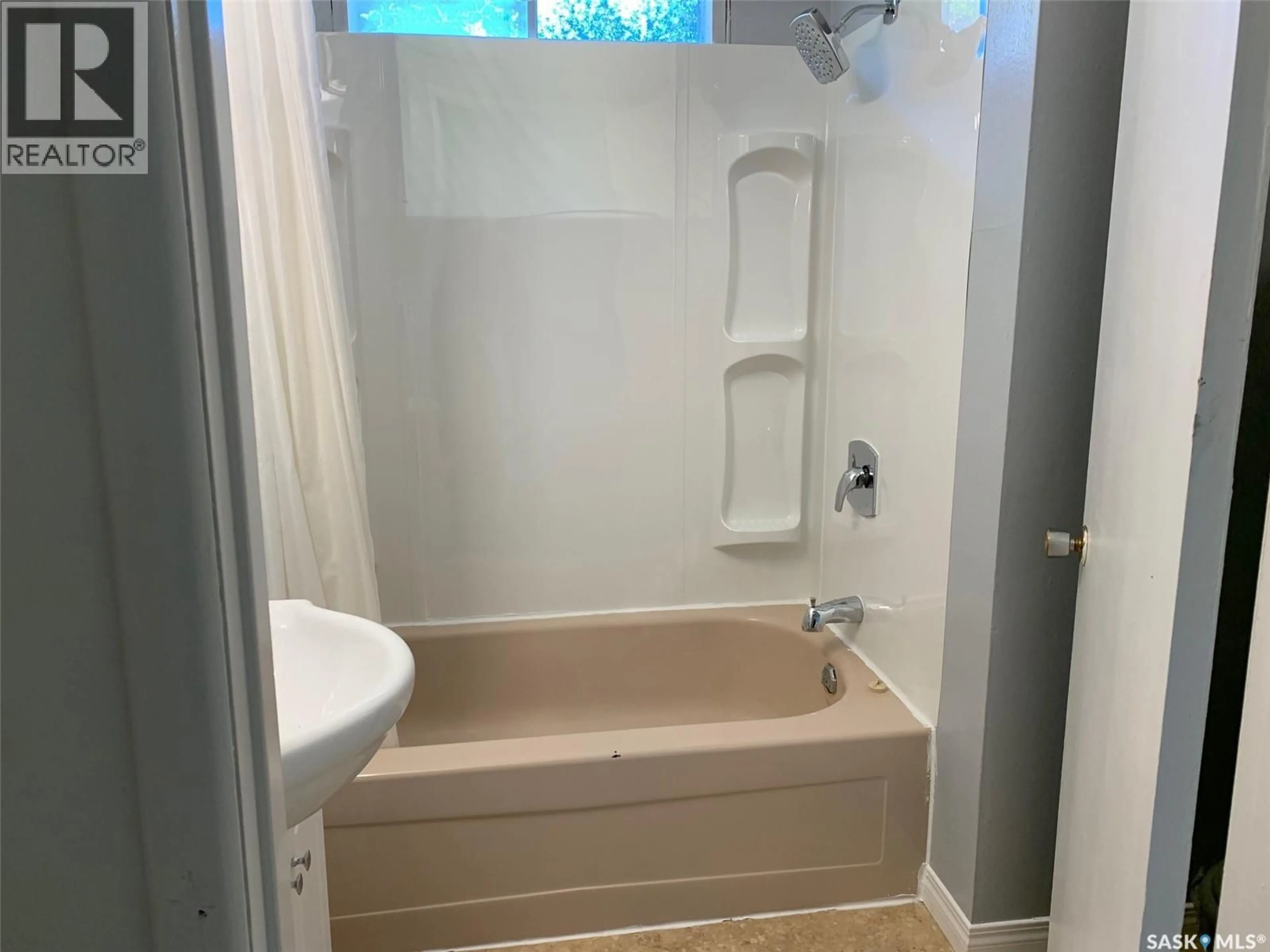 Standard bathroom, unknown for E - 191 5TH STREET, Shaunavon Saskatchewan S0N2M0