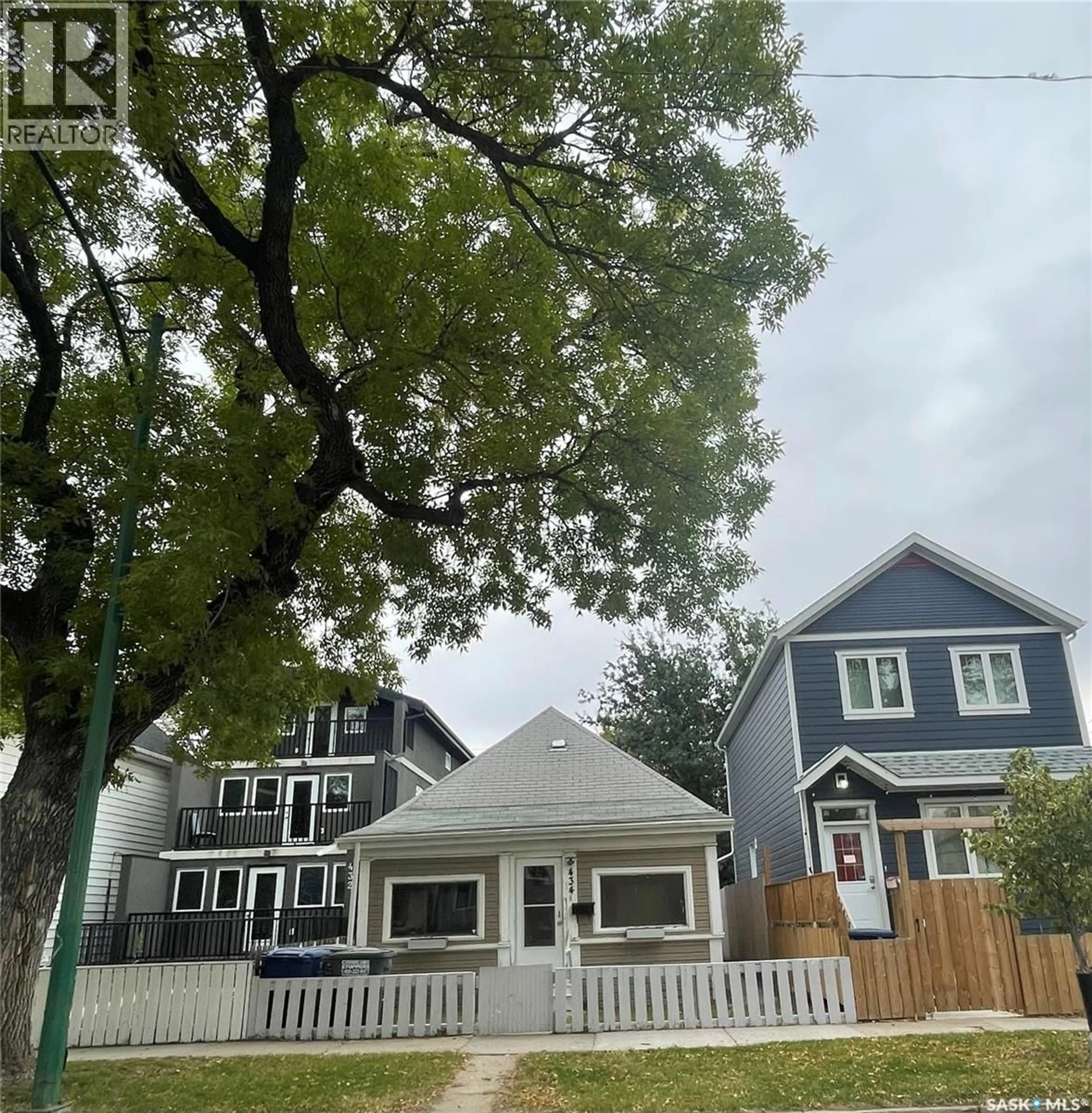 Home with vinyl exterior material, street for 434 G AVENUE, Saskatoon Saskatchewan S7M1V7