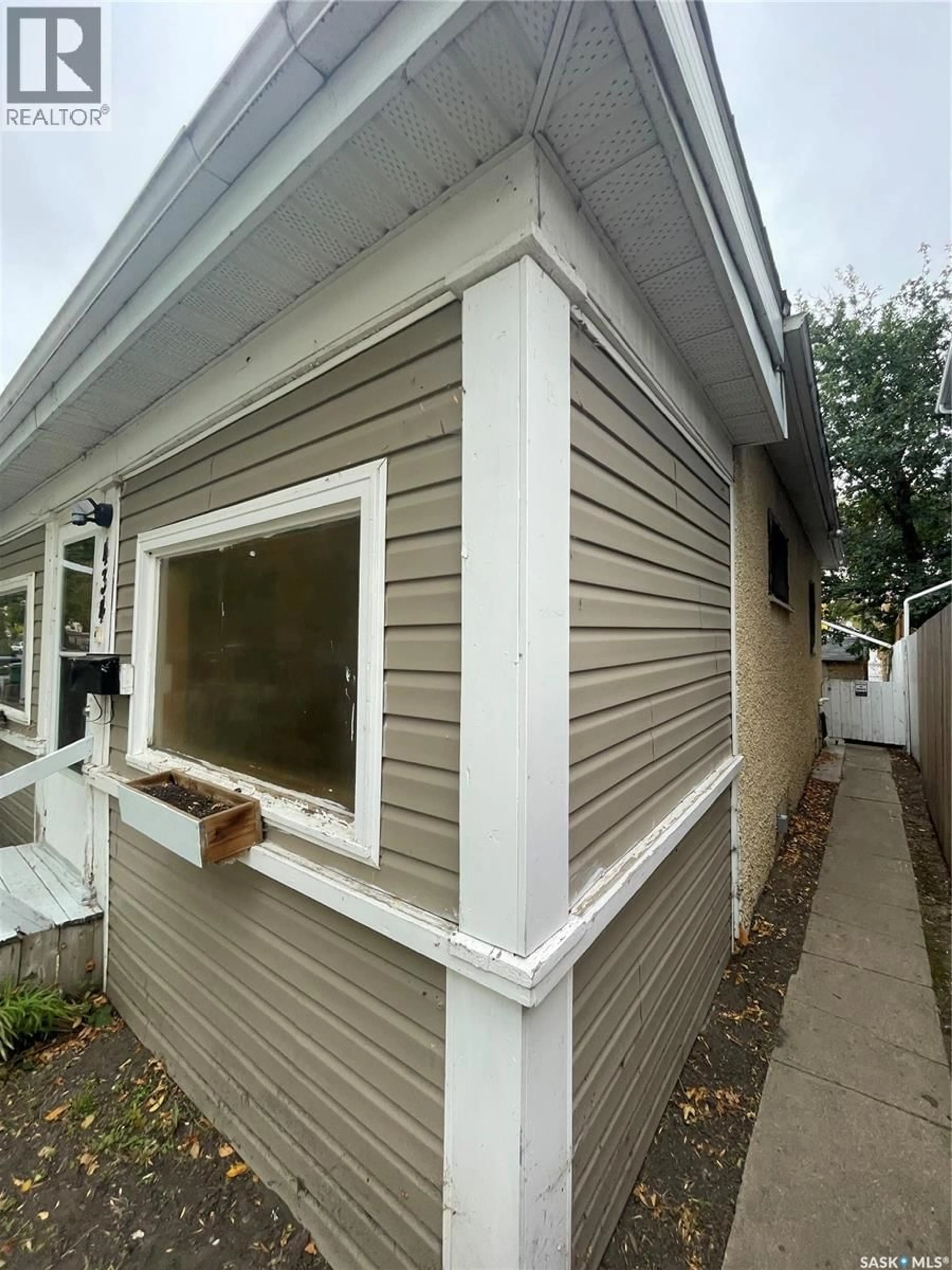 Home with vinyl exterior material, building for 434 G AVENUE, Saskatoon Saskatchewan S7M1V7