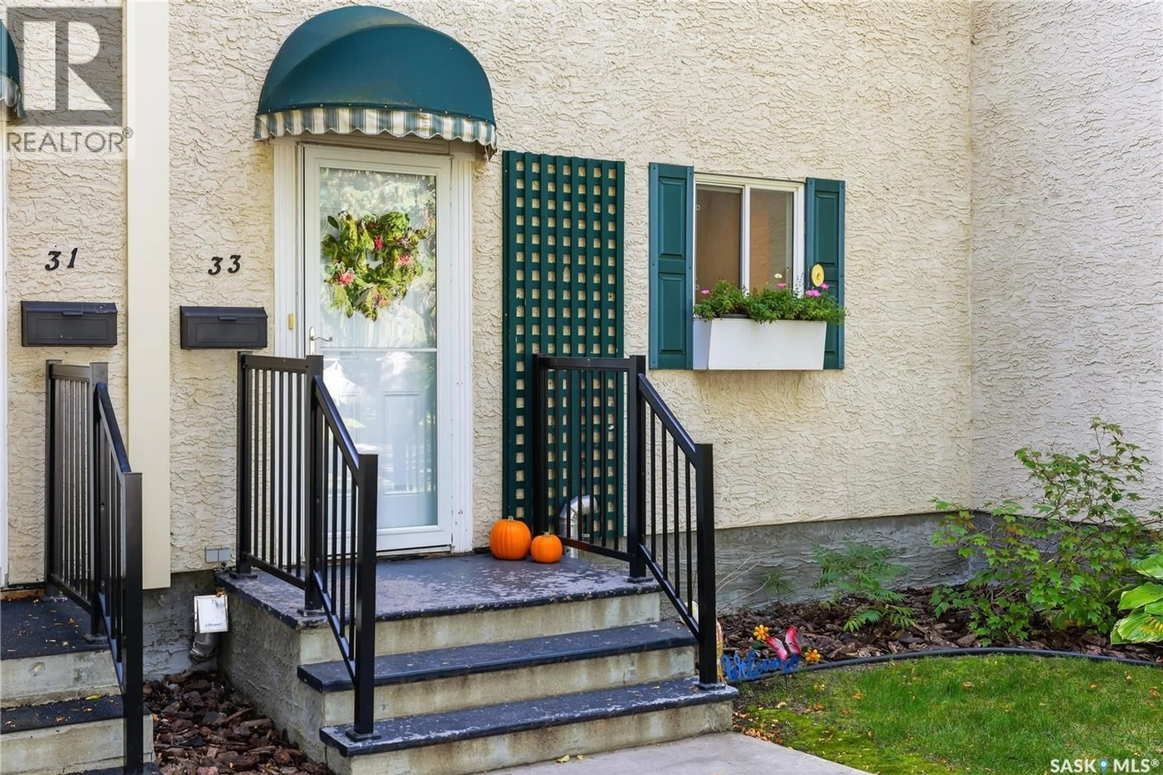 Indoor entryway for 33 RYAN ROAD, Regina Saskatchewan S4S6X9