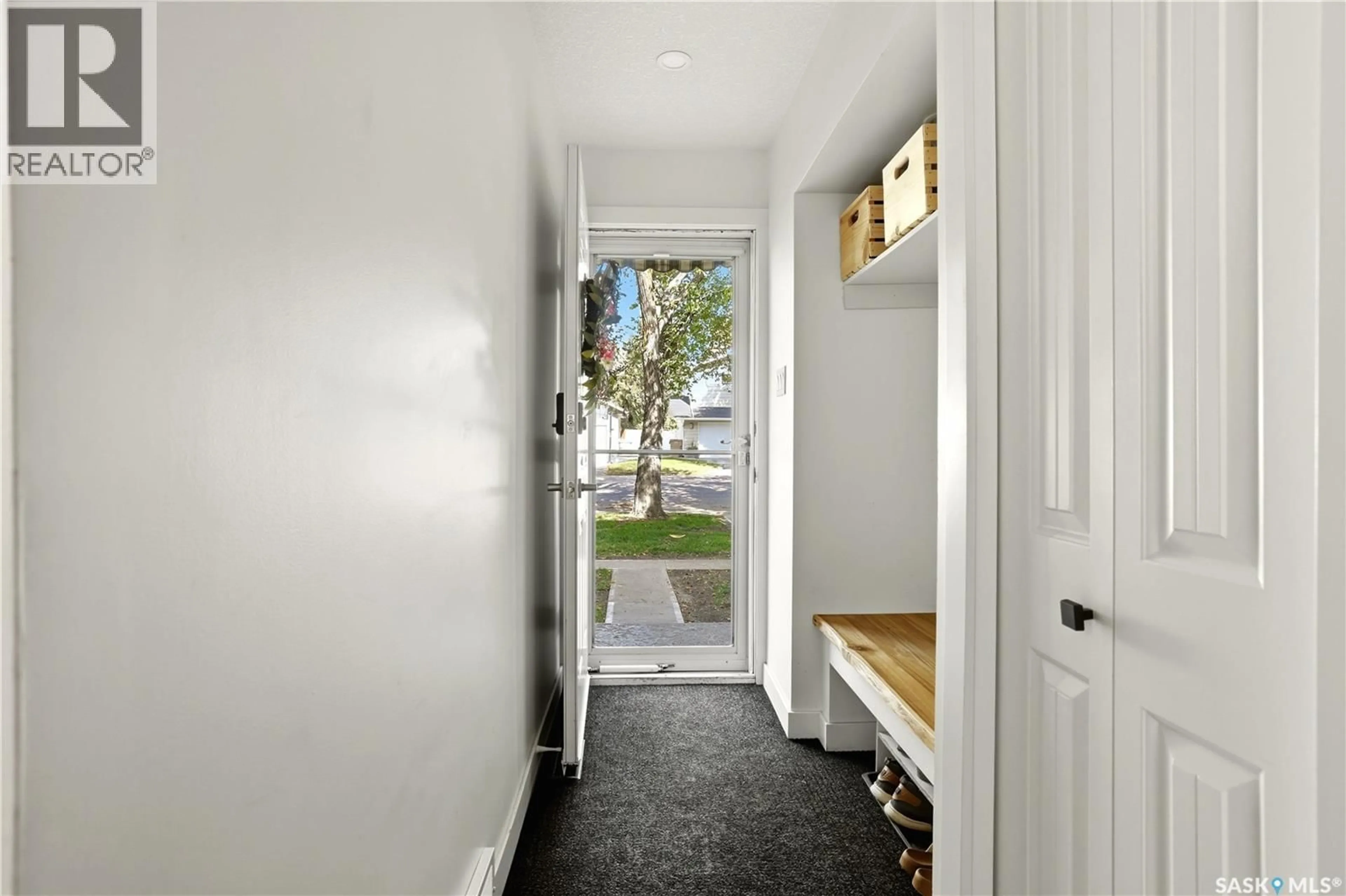 Indoor entryway for 33 RYAN ROAD, Regina Saskatchewan S4S6X9