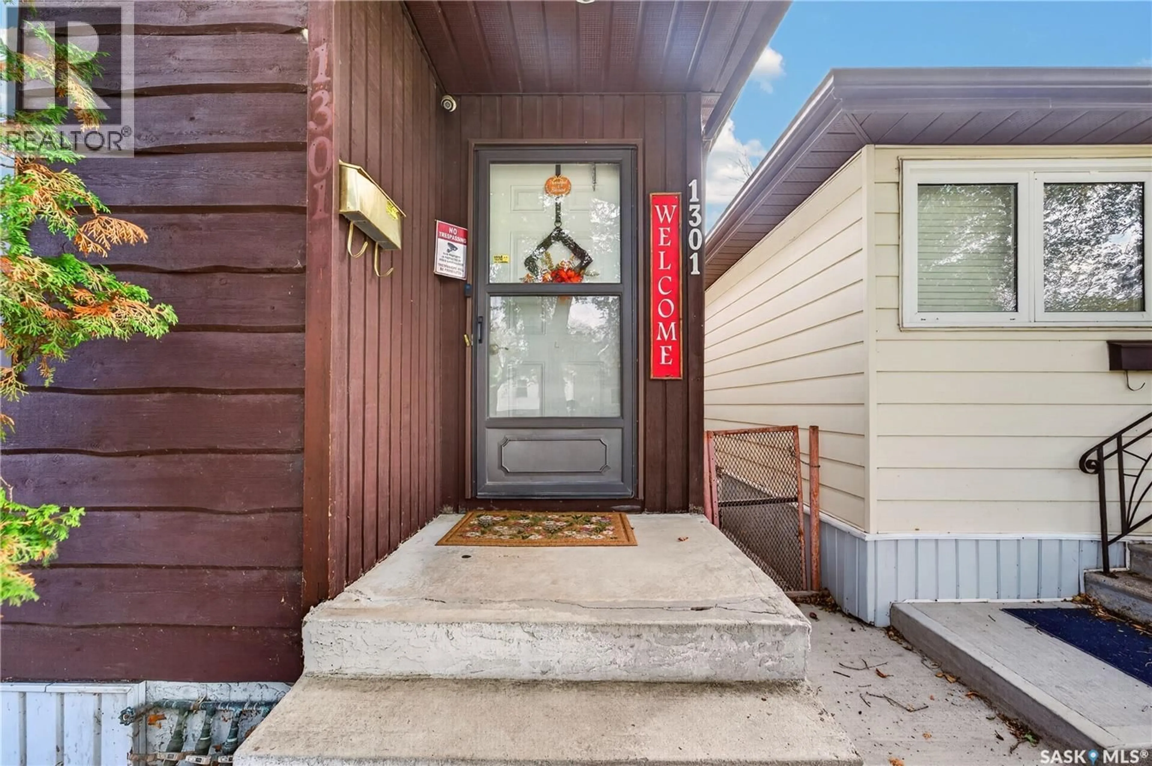 Indoor entryway for 1301 KING STREET, Regina Saskatchewan S4T4G3
